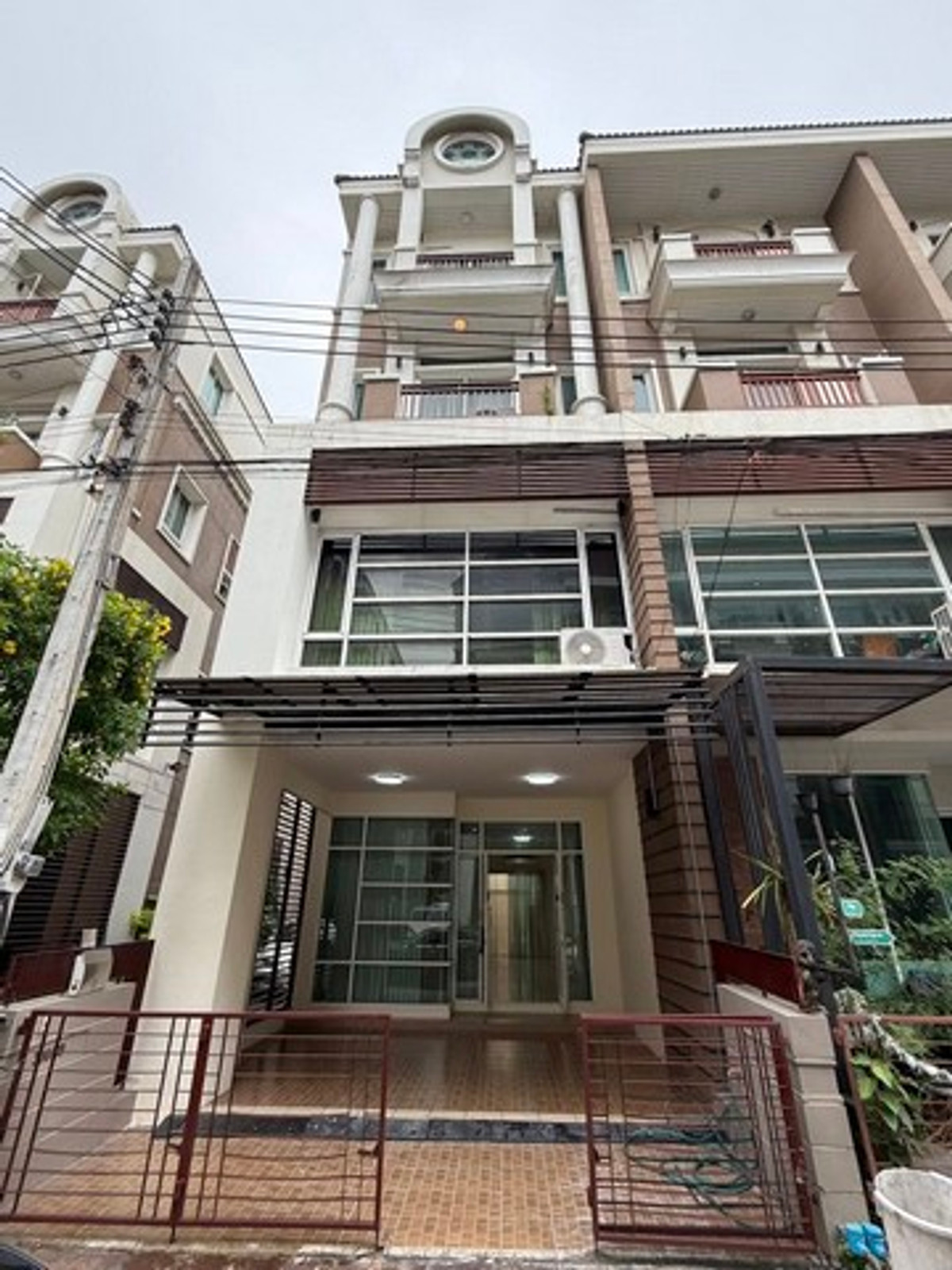 For RentTownhomeKaset Nawamin,Ladplakao : HR3320 4-story home office for rent, Premium Place project, Nawamin-Sukhapiban 1, potential location near Soi Nawamin 89, company registration possible.