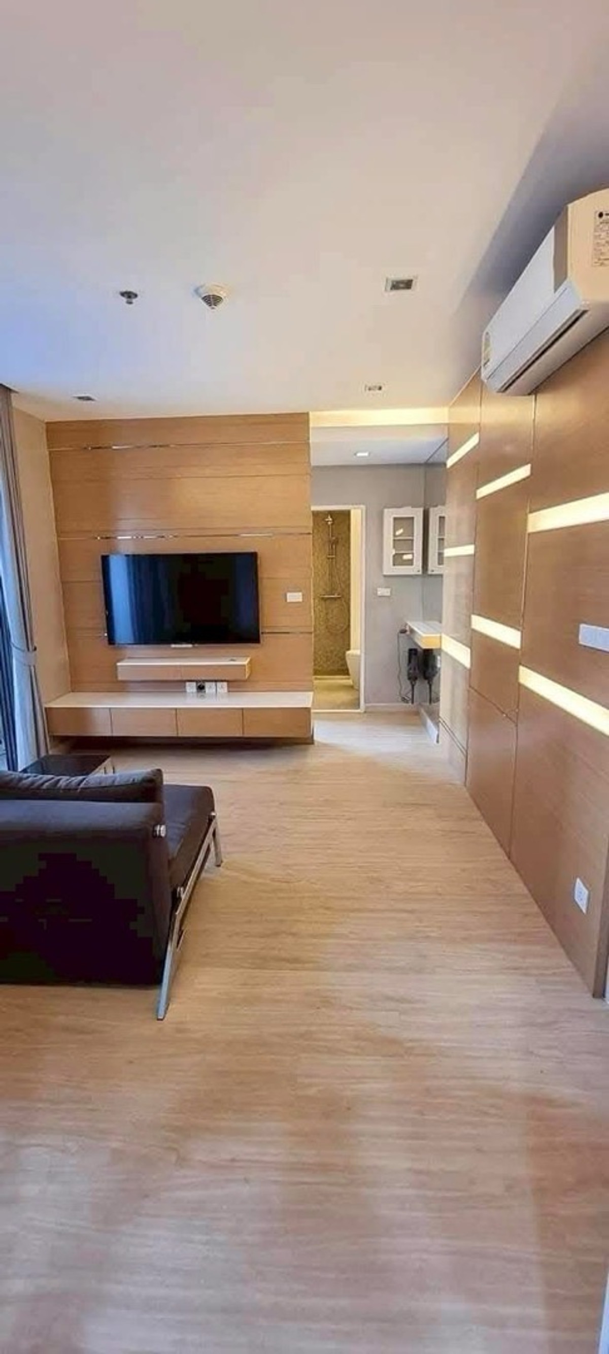 For RentCondoWongwianyai, Charoennakor : 💙@condocurator 💙 IDEO Mobi Sathorn fully furnished [PM4882]