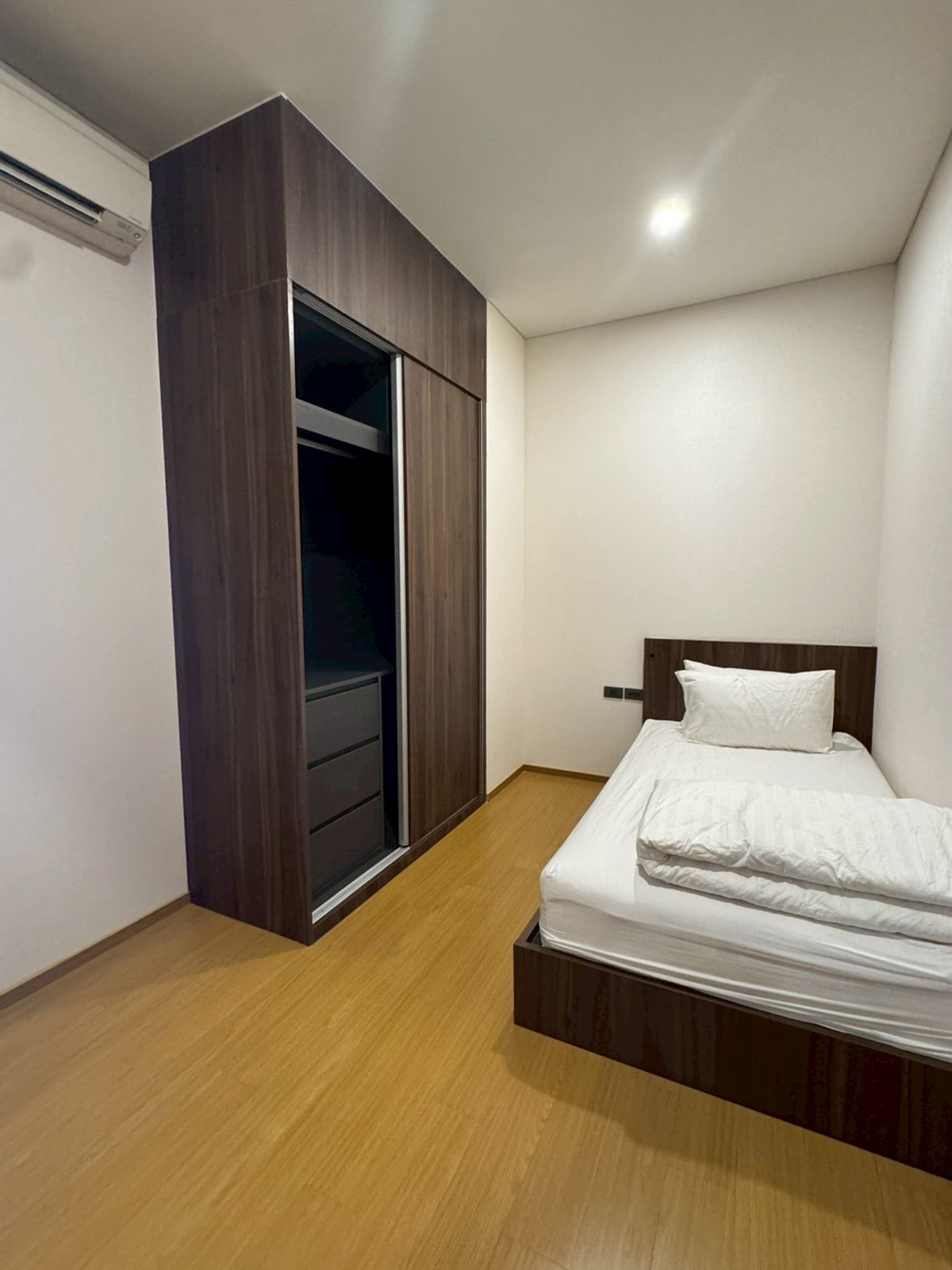 For RentCondoSukhumvit, Asoke, Thonglor : 2 bedrooms available, beautiful view, fully decorated, ready to move in. Near BTS Phrom Phong