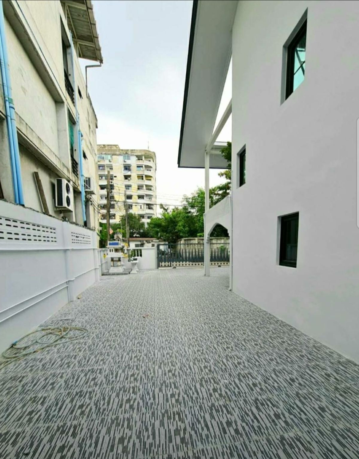 For RentHouseChokchai 4, Ladprao 71, Ladprao 48, : HR3327 Home Office for rent, completely renovated, Chokchai 4, wide area 70 sq m, parking for up to 7 cars, company registration possible.