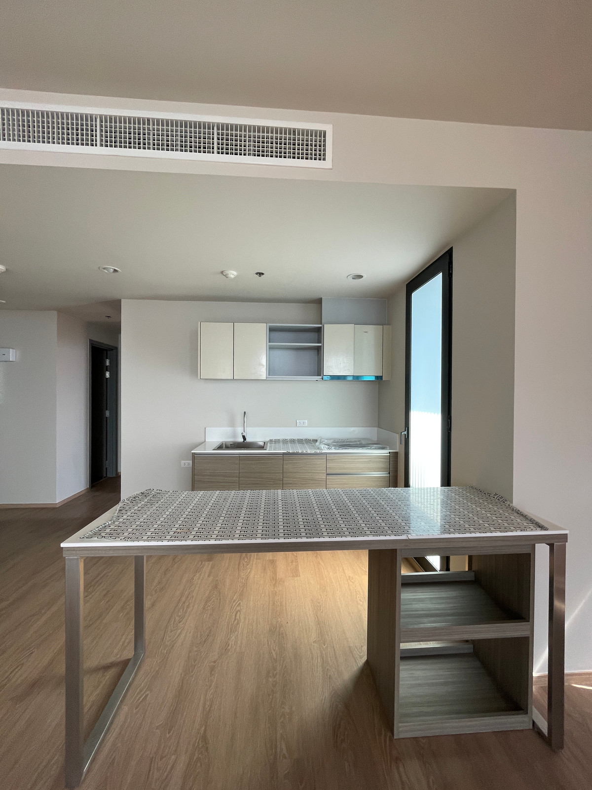 ขายคอนโดสาทร นราธิวาส : [RARE ITEM] The Issara Sathorn 3BR ชั้นสูง วิวโค้งน้ำบางกะเจ้า ที่จอดรถ 100% ใจกลางถนนจันทน์-สาทร สัมผัสประสบการณ์การอยู่อาศัยที่เหนือระดับ กับยูนิตตำแหน่งสวยที่สุดในโครงการ คอนโด High Rise ระดับ Luxury บนทำเลศักยภาพ "ถนนจันทน์" เชื่อมต่อสีลม-สา