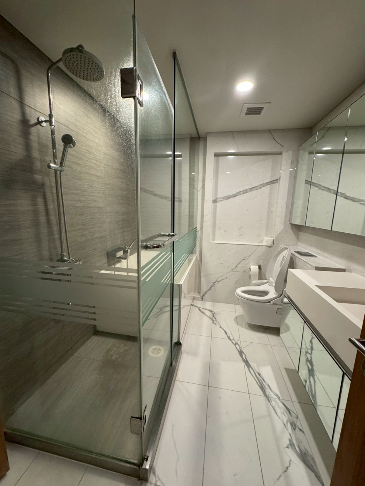 For RentCondoSukhumvit, Asoke, Thonglor : 2 bedrooms available, beautiful view, fully decorated, ready to move in. Near BTS Phrom Phong