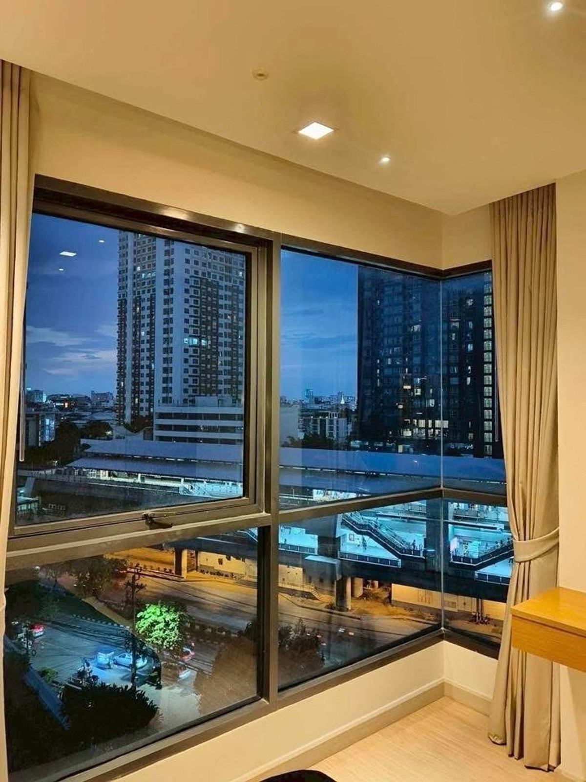 For RentCondoWongwianyai, Charoennakor : 💙@condocurator 💙 IDEO Mobi Sathorn fully furnished [PM4882]