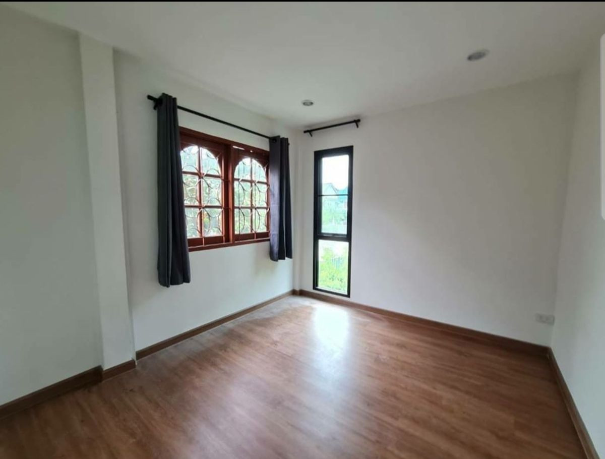 For RentHouseChokchai 4, Ladprao 71, Ladprao 48, : HR3327 Home Office for rent, completely renovated, Chokchai 4, wide area 70 sq m, parking for up to 7 cars, company registration possible.