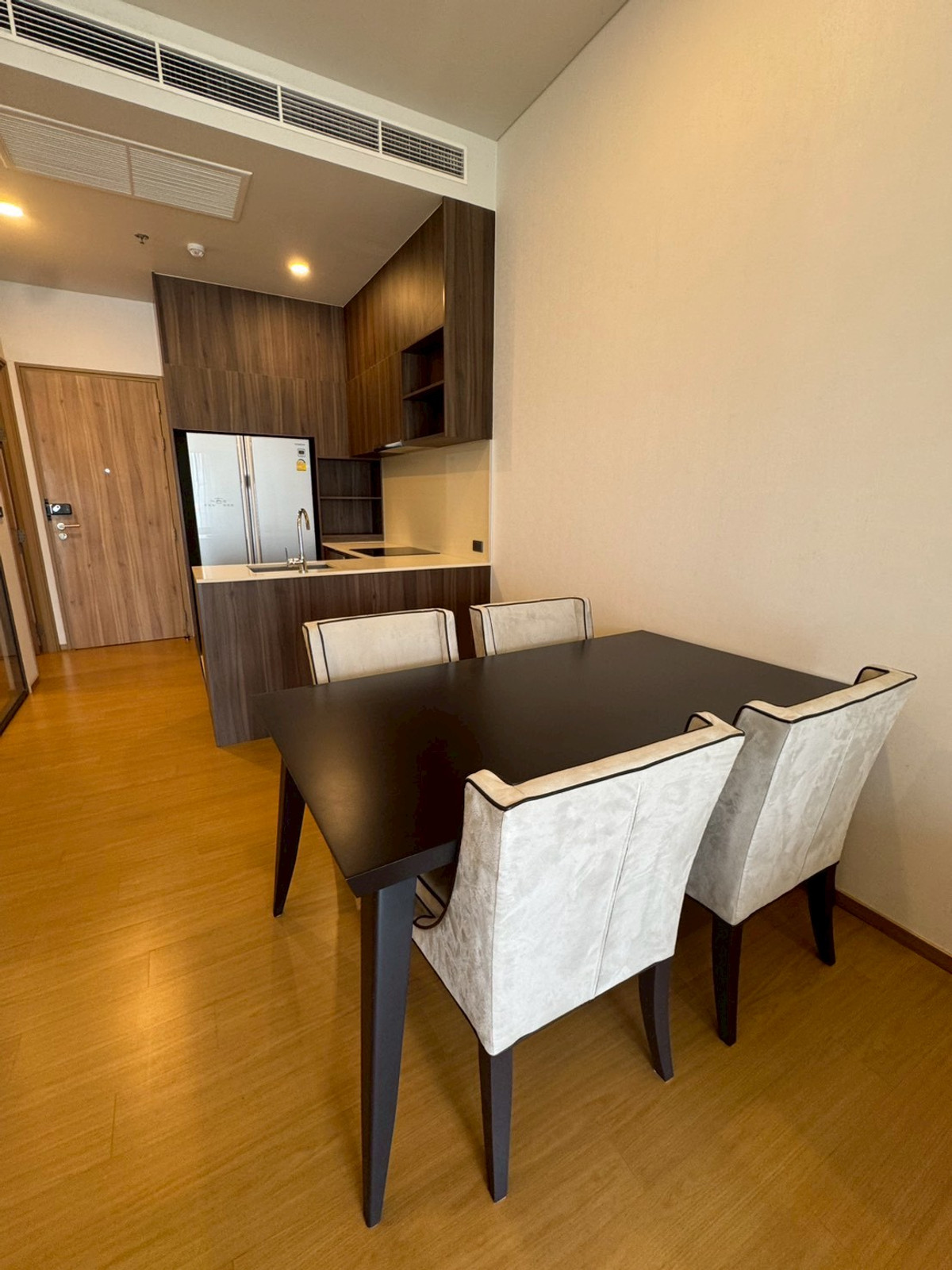 For RentCondoSukhumvit, Asoke, Thonglor : 2 bedrooms available, beautiful view, fully decorated, ready to move in. Near BTS Phrom Phong