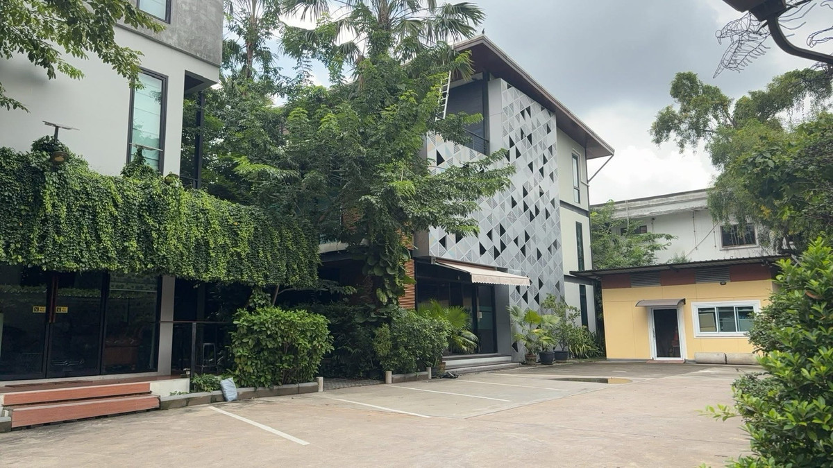 For RentOfficeBangna, Bearing, Lasalle : For rent, good price!!!  Office / 3-story office building ready to use 
 📍Sukhumvit 105 Soi Lasalle, 3-story office, usable area: 590 sq m, number of rooms: 12 with 14 air conditioners, 4 bathrooms, parking for 20 cars.