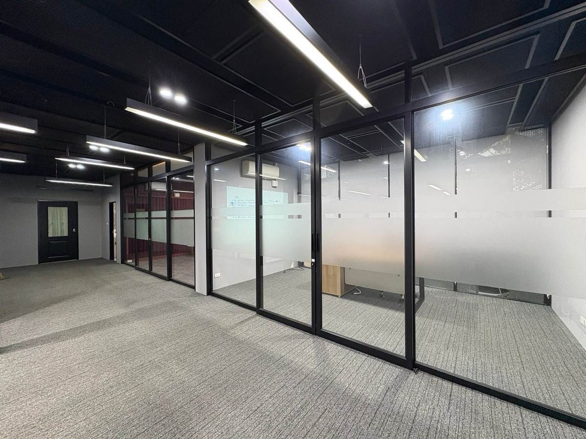 For RentOfficeBangna, Bearing, Lasalle : For rent, good price!!!  Office / 3-story office building ready to use 
 📍Sukhumvit 105 Soi Lasalle, 3-story office, usable area: 590 sq m, number of rooms: 12 with 14 air conditioners, 4 bathrooms, parking for 20 cars.