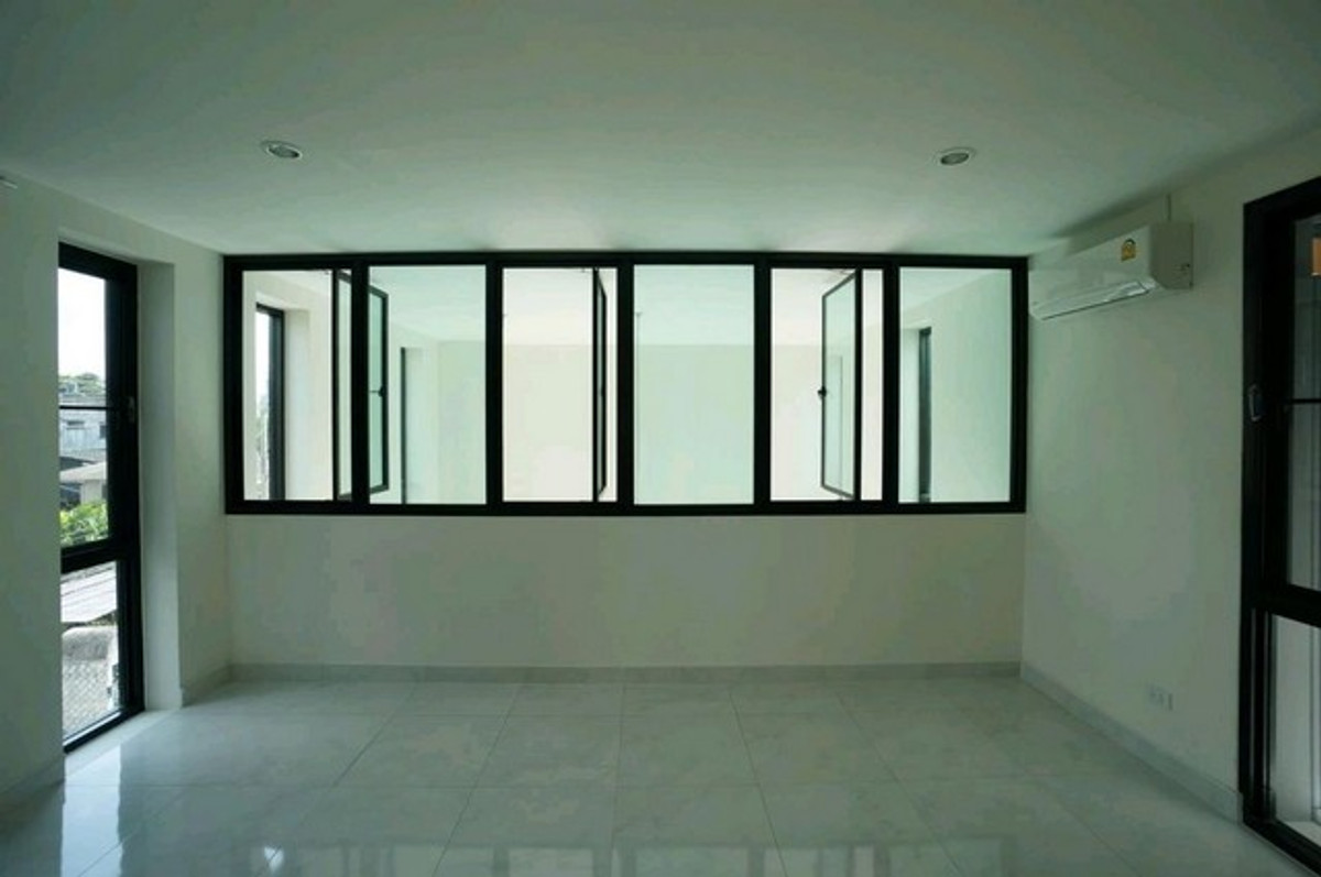 ให้เช่าโฮมออฟฟิศรัชดา ห้วยขวาง : HR3326ให้เช่าSuperb Modern Home Office 4 ชั้น | ซอยรัชดา 32 (ใกล้ MRT ลาดพร้าว) ตกแต่งใหม่สไตล์ Modern | ที่จอดรถสูงสุด 6 คัน | ฟังก์ชันครบจบในที่เดียว