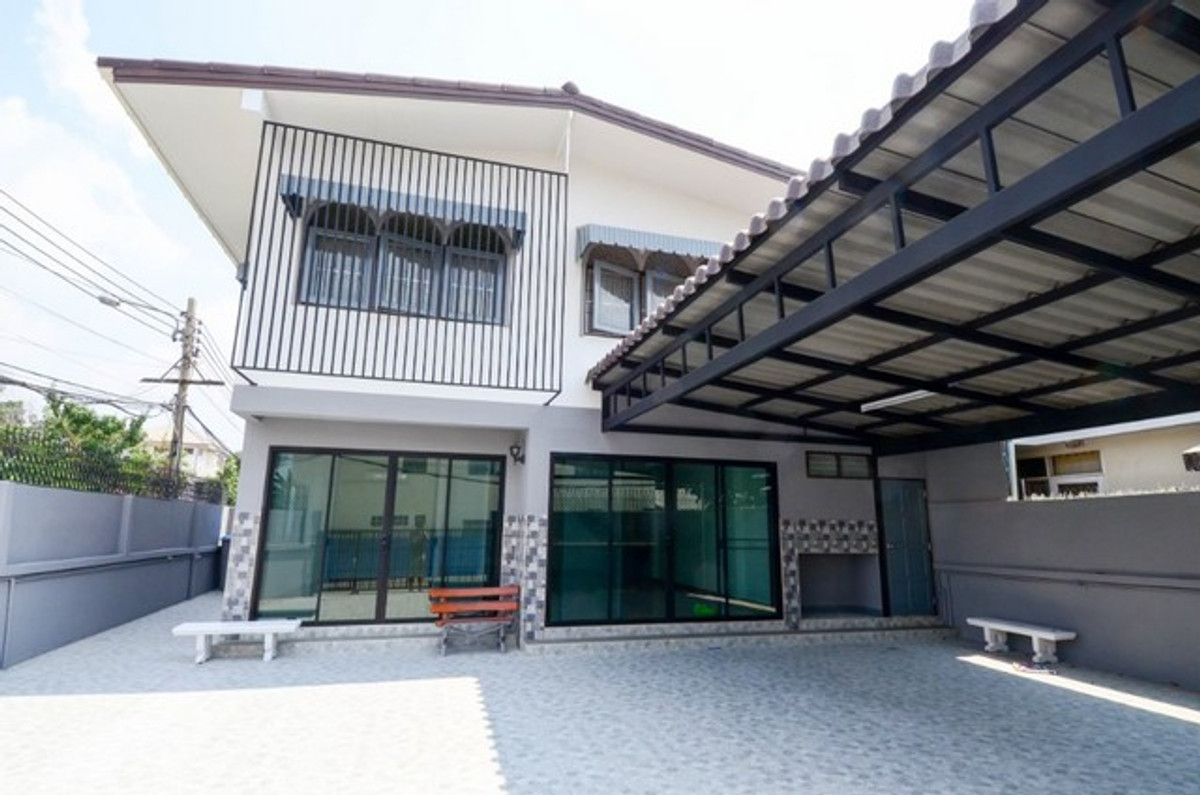 For RentHouseChokchai 4, Ladprao 71, Ladprao 48, : HR3324 Corner detached house for rent, Chokchai 4 location, very suitable for a home office. or reside Parking for up to 6 cars