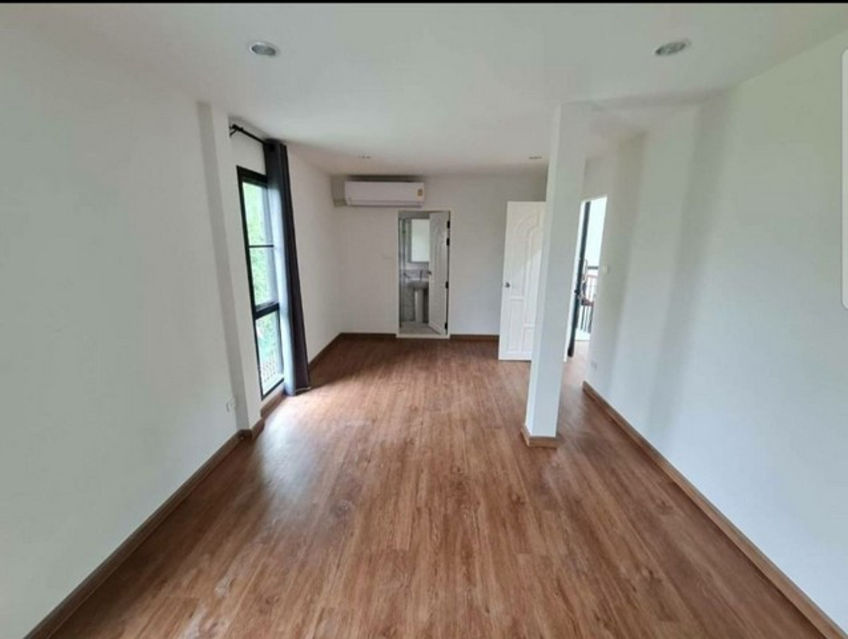 For RentHouseChokchai 4, Ladprao 71, Ladprao 48, : HR3327 Home Office for rent, completely renovated, Chokchai 4, wide area 70 sq m, parking for up to 7 cars, company registration possible.