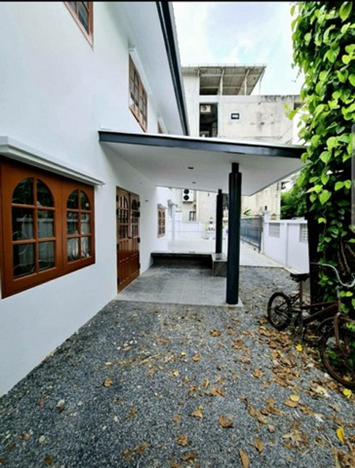 For RentHouseChokchai 4, Ladprao 71, Ladprao 48, : HR3327 Home Office for rent, completely renovated, Chokchai 4, wide area 70 sq m, parking for up to 7 cars, company registration possible.