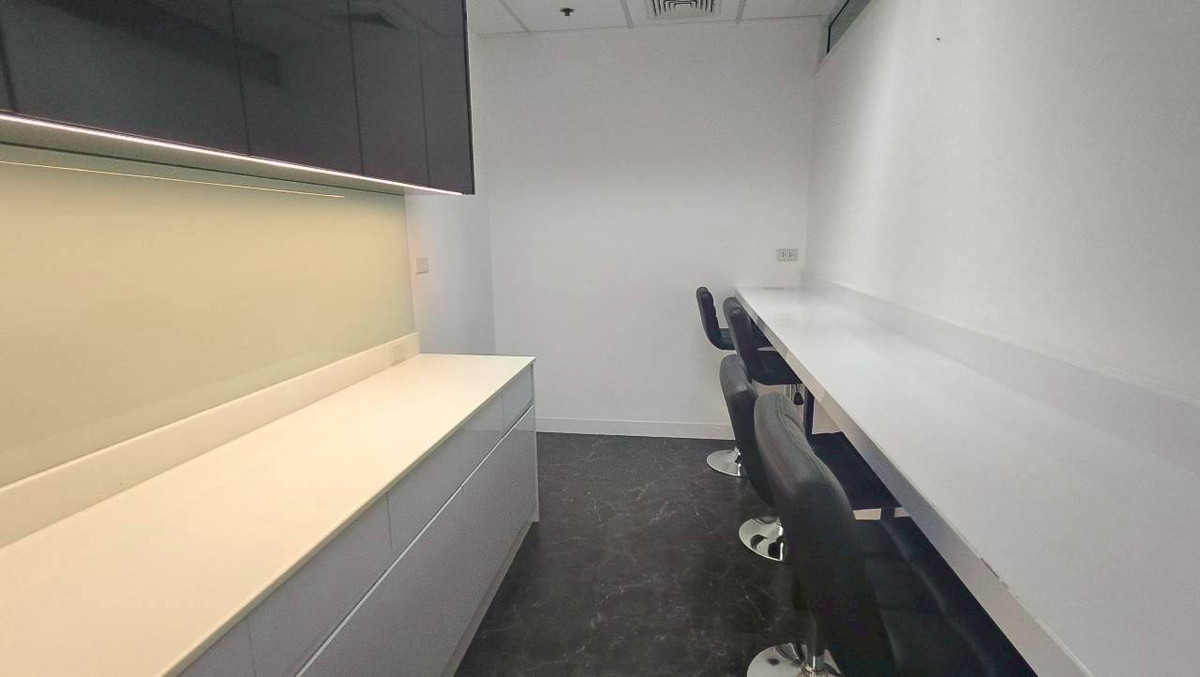 For RentOfficeSukhumvit, Asoke, Thonglor : HR3329FOR RENT Office ready to move in, city view, New Phetchaburi Road (near MRT Phetchaburi), area 120.80 sq m | Rooms already separated | Free common fees Can register a company