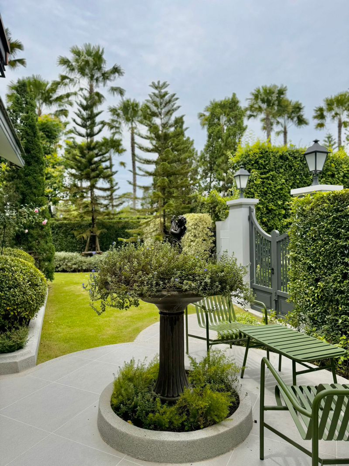 For SaleHousePattanakan, Srinakarin : Nantawan Rama 9 - New Krungthepkreetha / 5 Bedrooms (FOR SALE) AA631