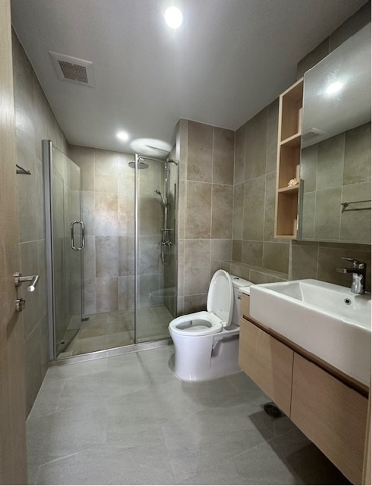 For RentCondoSathorn, Narathiwat : 🔥For Rent Now🔥 The Shade Sathorn. Brand new, fully furnished apartment. Just bring your bags! Village view, peaceful.