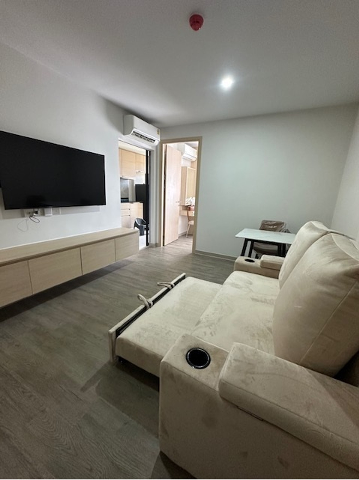 For RentCondoSathorn, Narathiwat : 🔥For Rent Now🔥 The Shade Sathorn. Brand new, fully furnished apartment. Just bring your bags! Village view, peaceful.