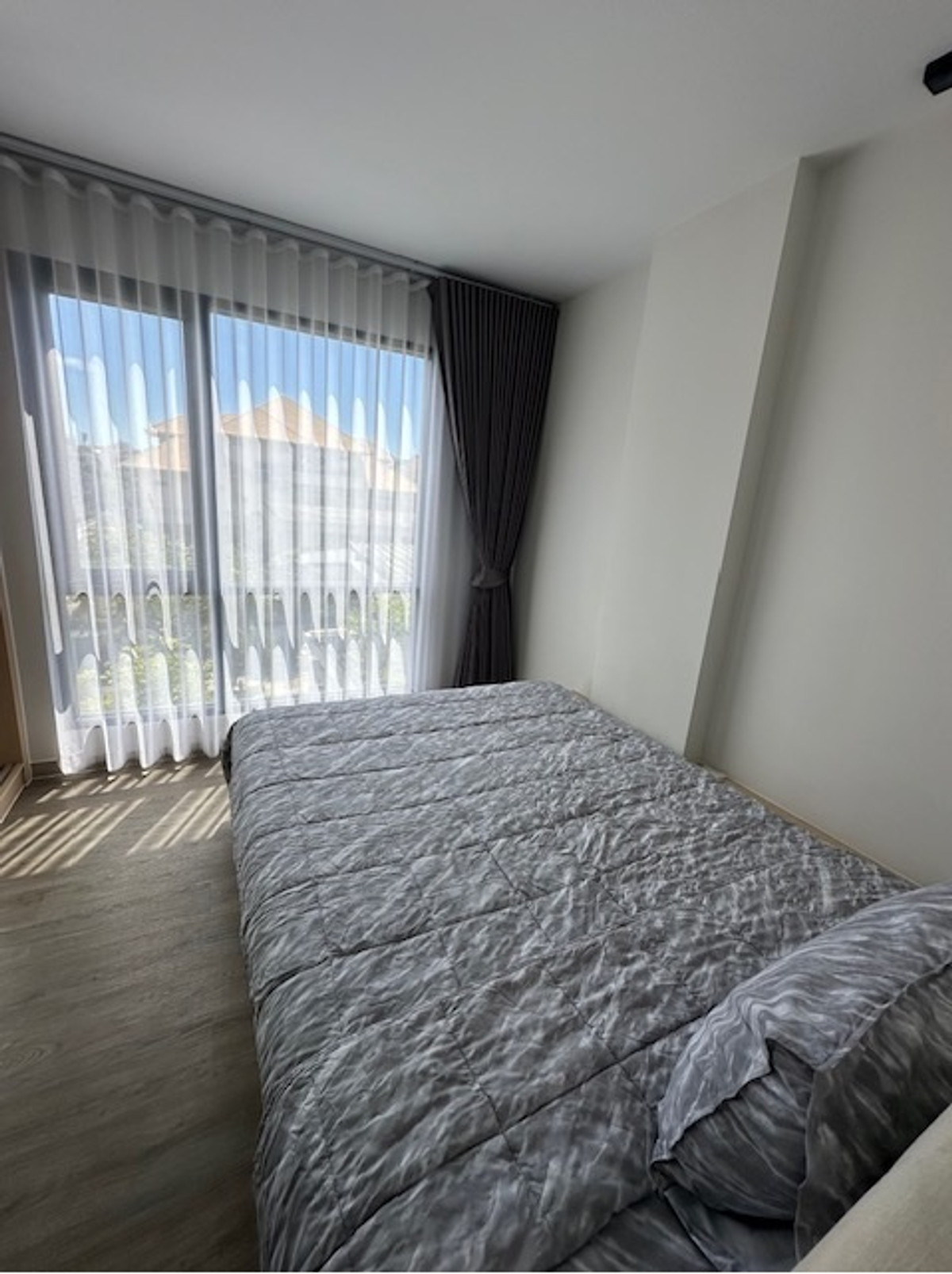 For RentCondoSathorn, Narathiwat : 🔥For Rent Now🔥 The Shade Sathorn. Brand new, fully furnished apartment. Just bring your bags! Village view, peaceful.