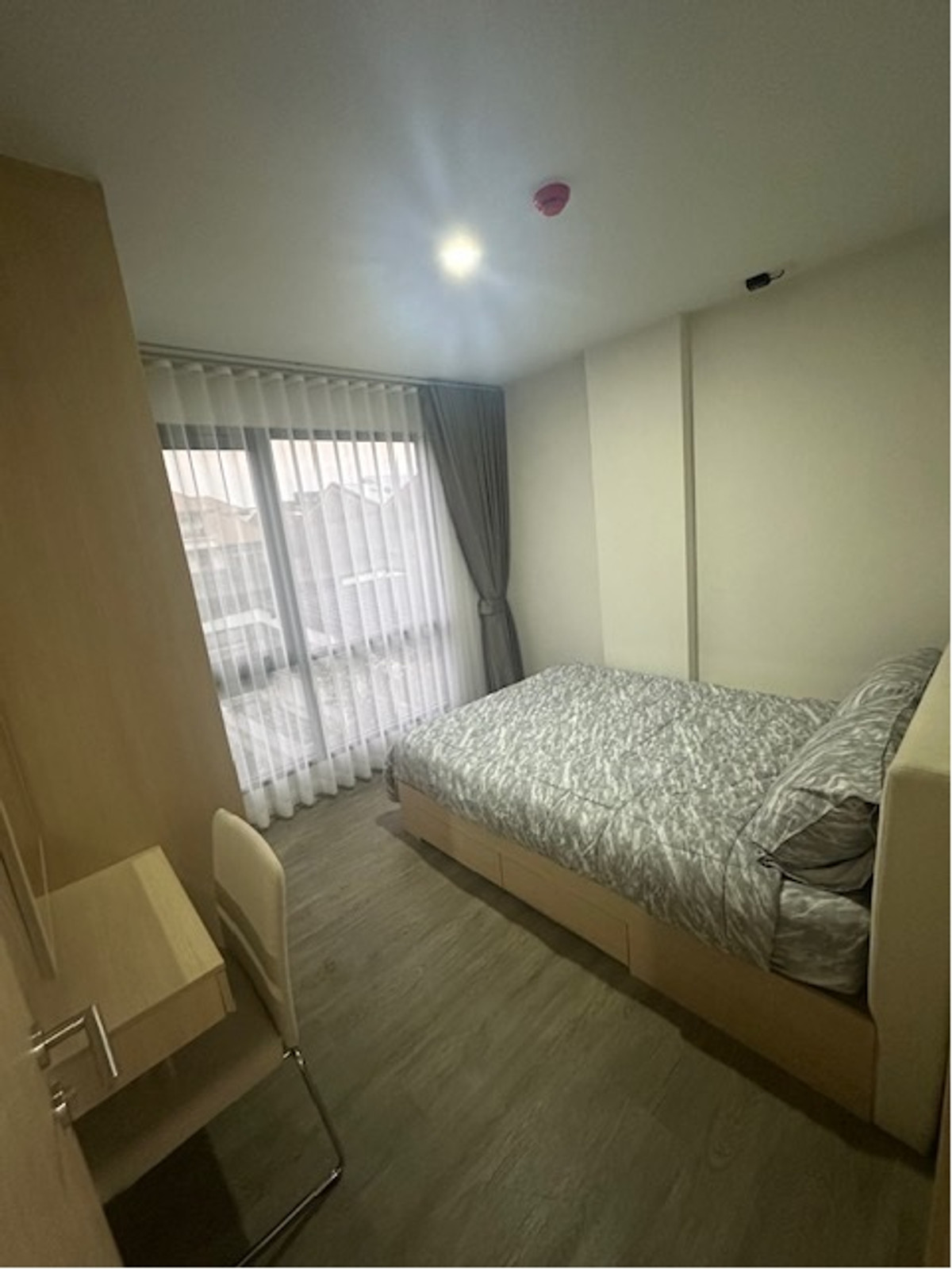 For RentCondoSathorn, Narathiwat : 🔥For Rent Now🔥 The Shade Sathorn. Brand new, fully furnished apartment. Just bring your bags! Village view, peaceful.