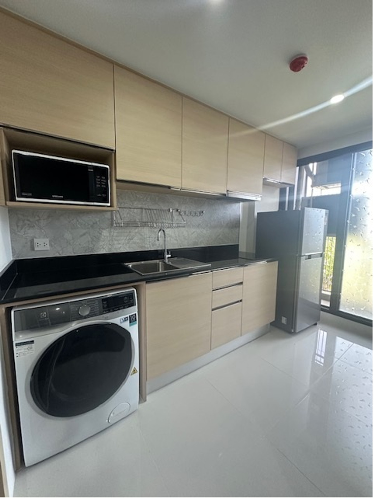 For RentCondoSathorn, Narathiwat : 🔥For Rent Now🔥 The Shade Sathorn. Brand new, fully furnished apartment. Just bring your bags! Village view, peaceful.