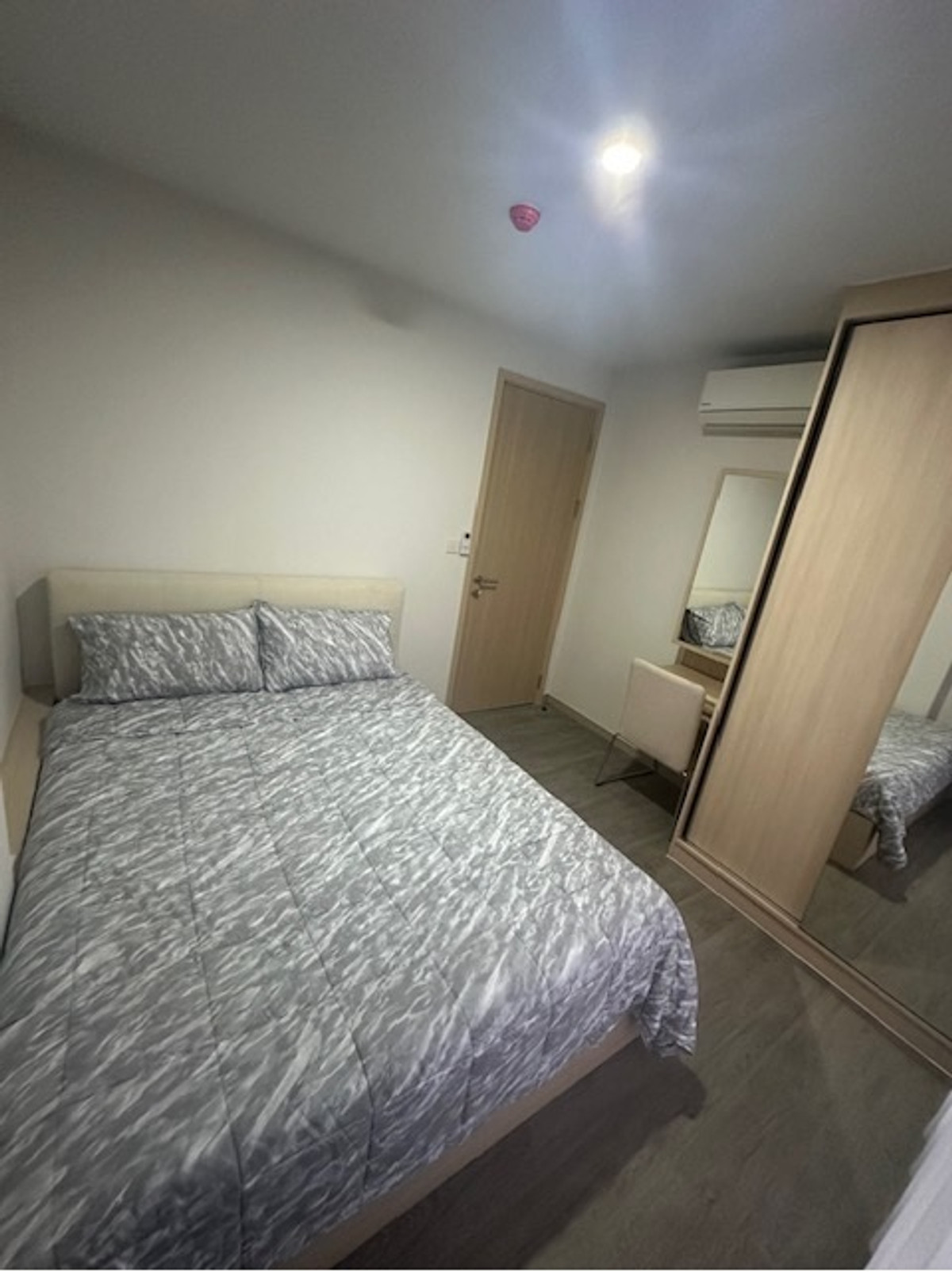 For RentCondoSathorn, Narathiwat : 🔥For Rent Now🔥 The Shade Sathorn. Brand new, fully furnished apartment. Just bring your bags! Village view, peaceful.