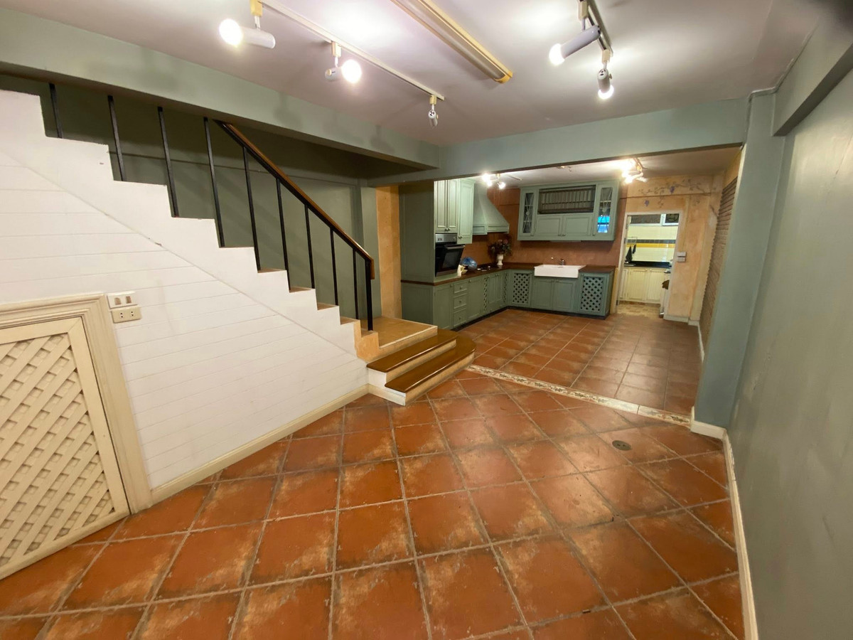 ให้เช่าอาคารพาณิชย์พัฒนาการ ศรีนครินทร์ : อาคารพาณิชย์ ถนนศรีนครินทร์ / 4 ชั้น (เช่า), Commercial Building Srinakarin Road / 4 Floors (FOR RENT) YOK109