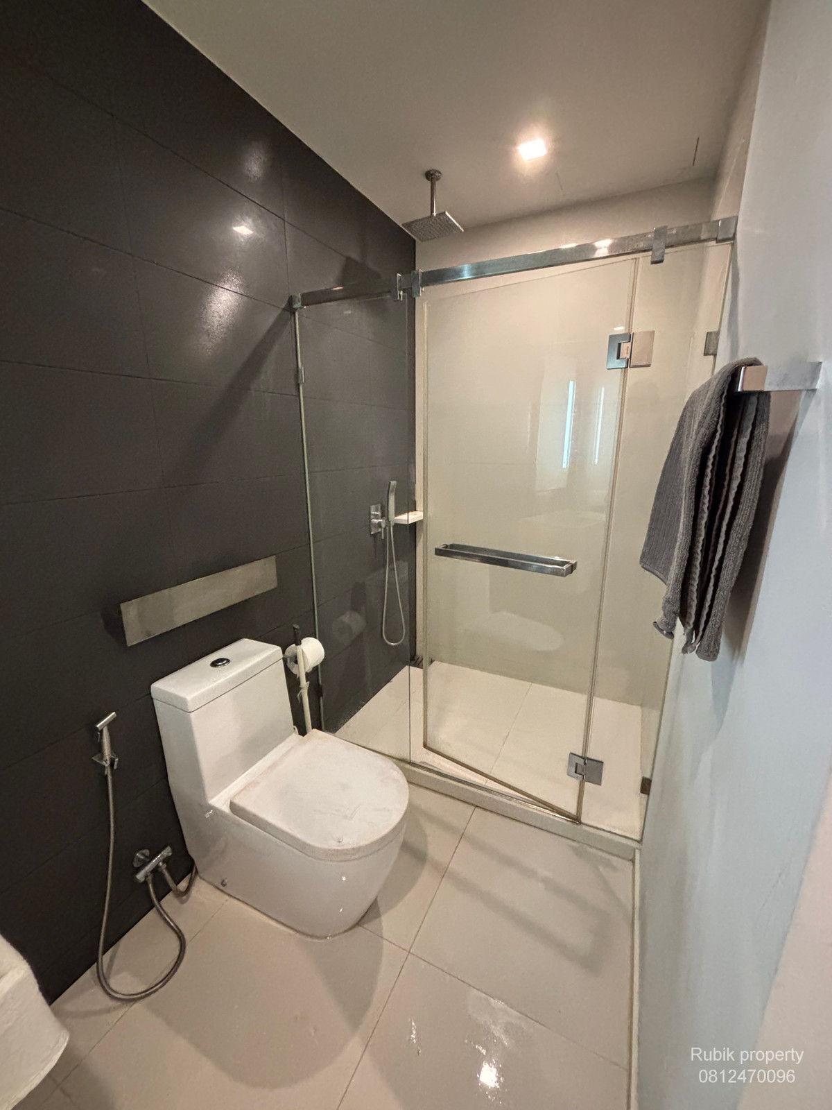 For RentCondoWongwianyai, Charoennakor : 🏙 **Condo for rent, The Room BTS Wongwian Yai** RB1799, location **Very Prime, next to the stairs, BTS Wongwian Yai, only 10 meters**