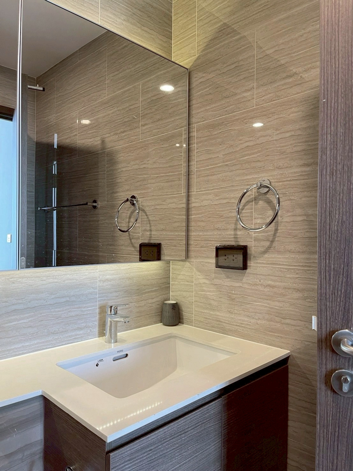 For SaleCondoSukhumvit, Asoke, Thonglor : LTH14711 – Condo for sale at a good price! Condo for Sale | Whizdom Essence Sukhumvit | 35 sqm | 1 Bedroom 1 Bathroom | Luxury Smart Living High Floor City View Best Value | Near BTS Punnawithi | 5.79 MB | Condo for sale Whizdom Essence Sukhumvit 101 size