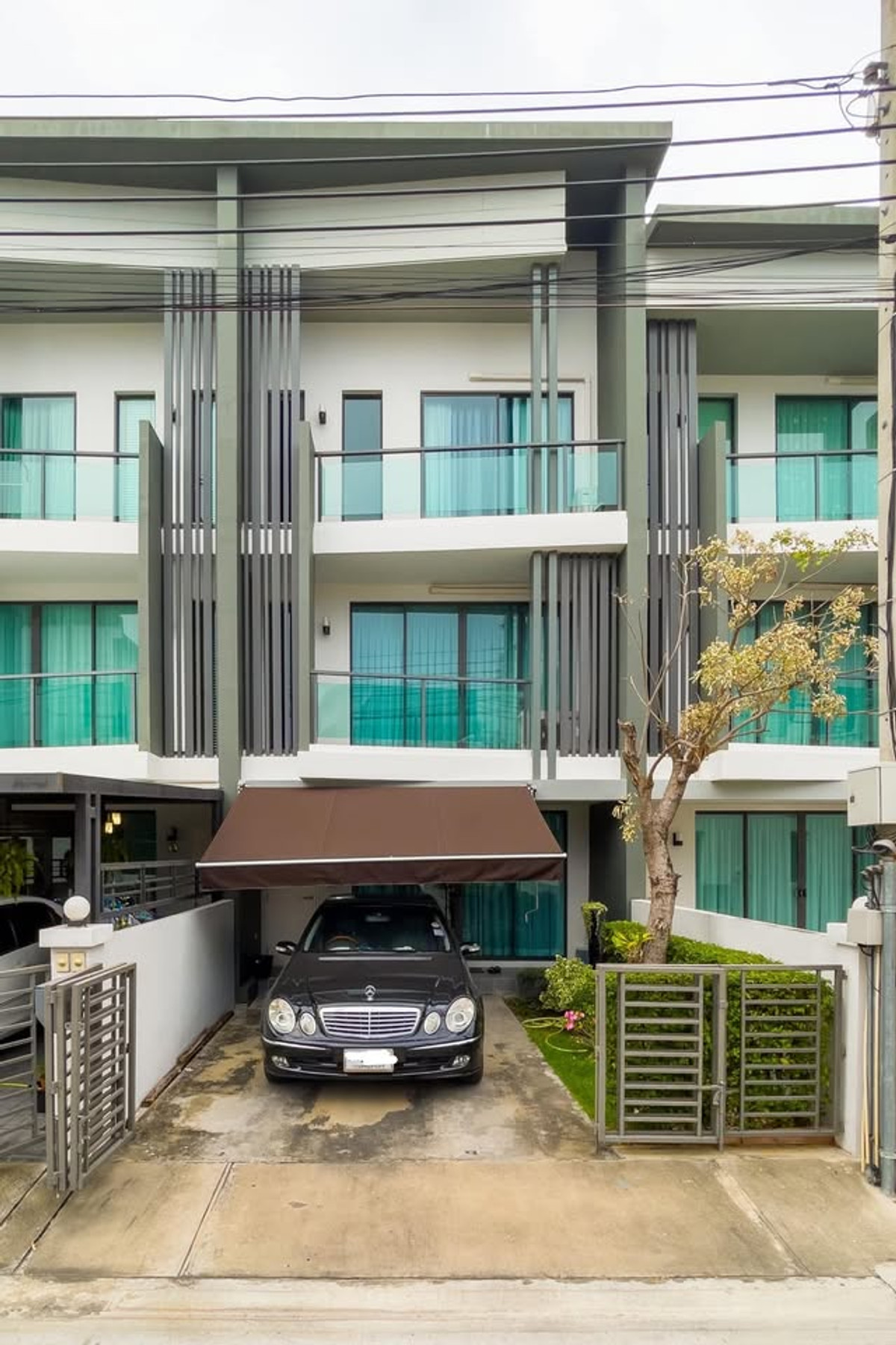 For RentHousePinklao, Charansanitwong : Townhome opposite Wat Silamahasanit , at the beginning of Suan Phak Road, adjacent to Ratchaphruek Road