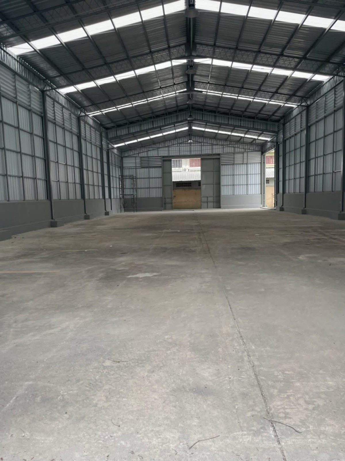 For RentWarehousePathum Thani,Rangsit, Thammasat : Warehouse for rent, Phahonyothin 76 Near Zeer Rangsit Near Rangsit Medical Hospital Near the Si Mum Mueang Market, area 1 rai, less than 500 meters from the entrance of the alley, supports businesses that have Theres a lot of parking.