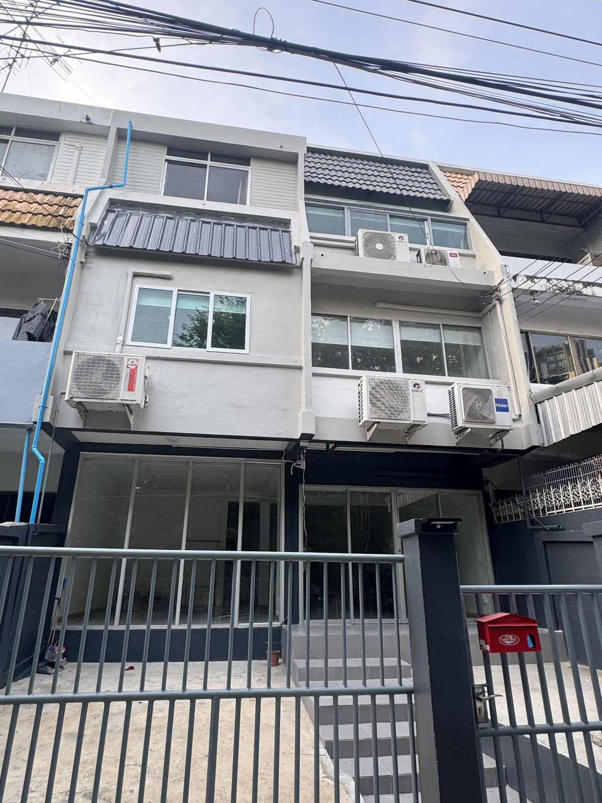 ให้เช่าโฮมออฟฟิศพระราม 9 เพชรบุรีตัดใหม่ RCA : ให้เช่า ทาวน์โฮมทวีมิตร 3 ชั้น  ใกล้รถไฟฟ้า MRT พระราม 9 เหมาะทำออฟฟิศและอยู่อาศัย