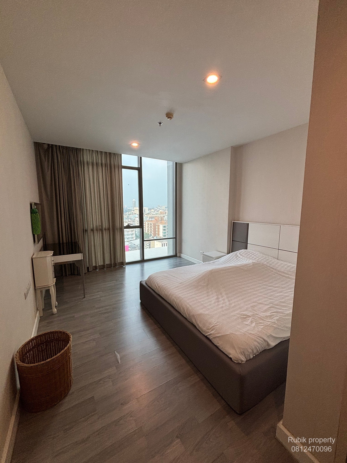 For RentCondoWongwianyai, Charoennakor : 🏙 **Condo for rent, The Room BTS Wongwian Yai** RB1799, location **Very Prime, next to the stairs, BTS Wongwian Yai, only 10 meters**