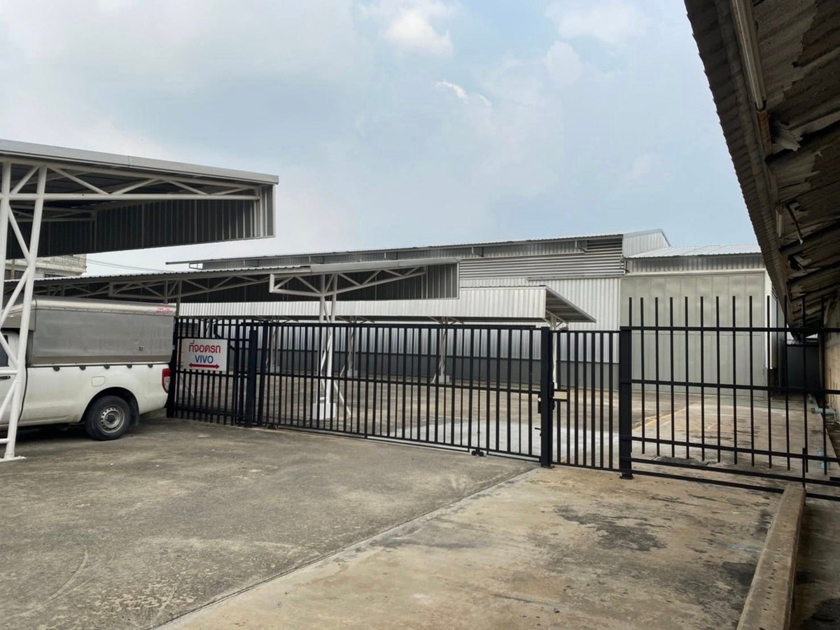 For RentWarehousePathum Thani,Rangsit, Thammasat : Warehouse for rent, Phahonyothin 76 Near Zeer Rangsit Near Rangsit Medical Hospital Near the Si Mum Mueang Market, area 1 rai, less than 500 meters from the entrance of the alley, supports businesses that have Theres a lot of parking.