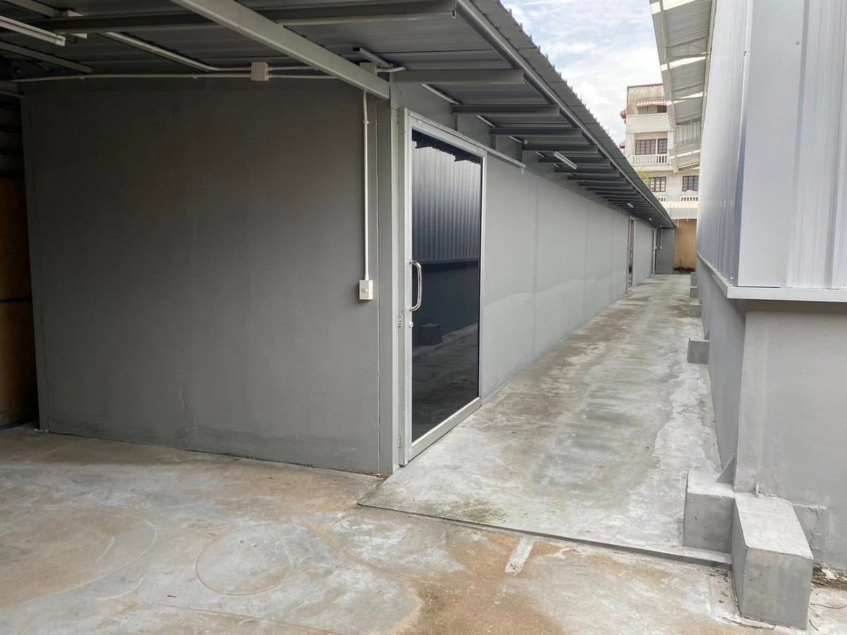 For RentWarehousePathum Thani,Rangsit, Thammasat : Warehouse for rent, Phahonyothin 76 Near Zeer Rangsit Near Rangsit Medical Hospital Near the Si Mum Mueang Market, area 1 rai, less than 500 meters from the entrance of the alley, supports businesses that have Theres a lot of parking.