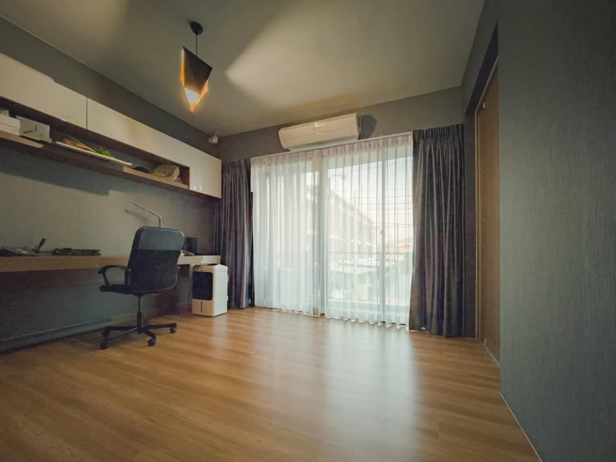 For RentHousePinklao, Charansanitwong : Townhome opposite Wat Silamahasanit , at the beginning of Suan Phak Road, adjacent to Ratchaphruek Road