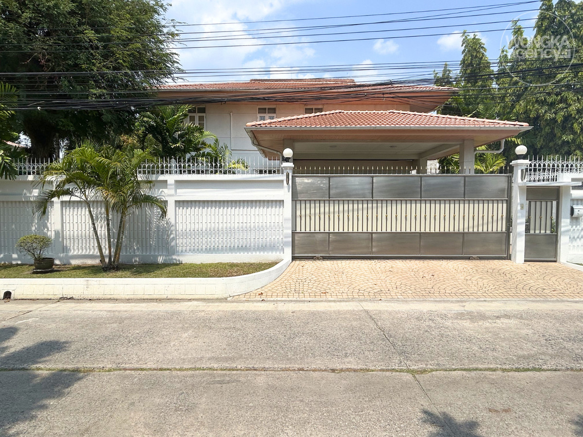 ขายบ้านพัฒนาการ ศรีนครินทร์ : ขายบ้านเดี่ยว หมู่บ้านเมืองทอง 2 โครงการ 3 พัฒนาการ 53 ขนาด 158 ตร.วา สไตล์ Old Money ออกแบบโดยสถาปนิกชั้นนำ ใกล้รถไฟฟ้าสองสาย