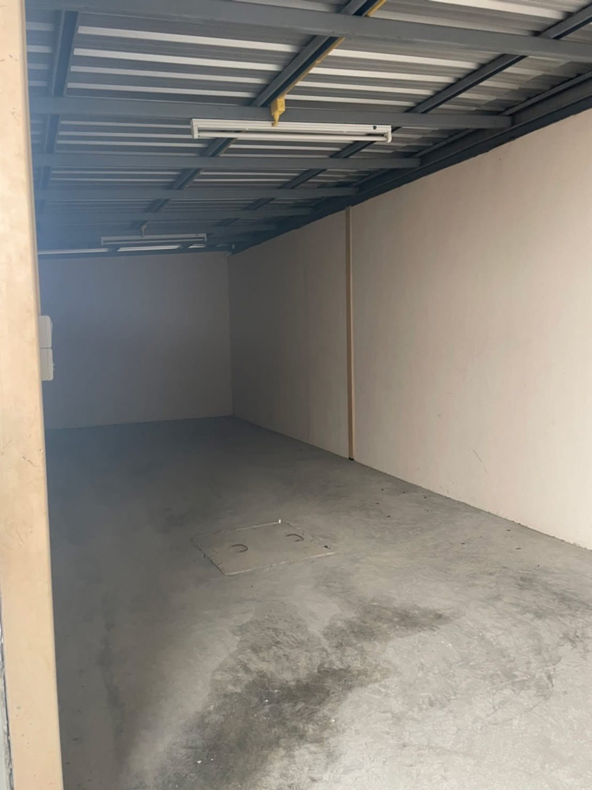 For RentWarehousePathum Thani,Rangsit, Thammasat : Warehouse for rent, Phahonyothin 76 Near Zeer Rangsit Near Rangsit Medical Hospital Near the Si Mum Mueang Market, area 1 rai, less than 500 meters from the entrance of the alley, supports businesses that have Theres a lot of parking.