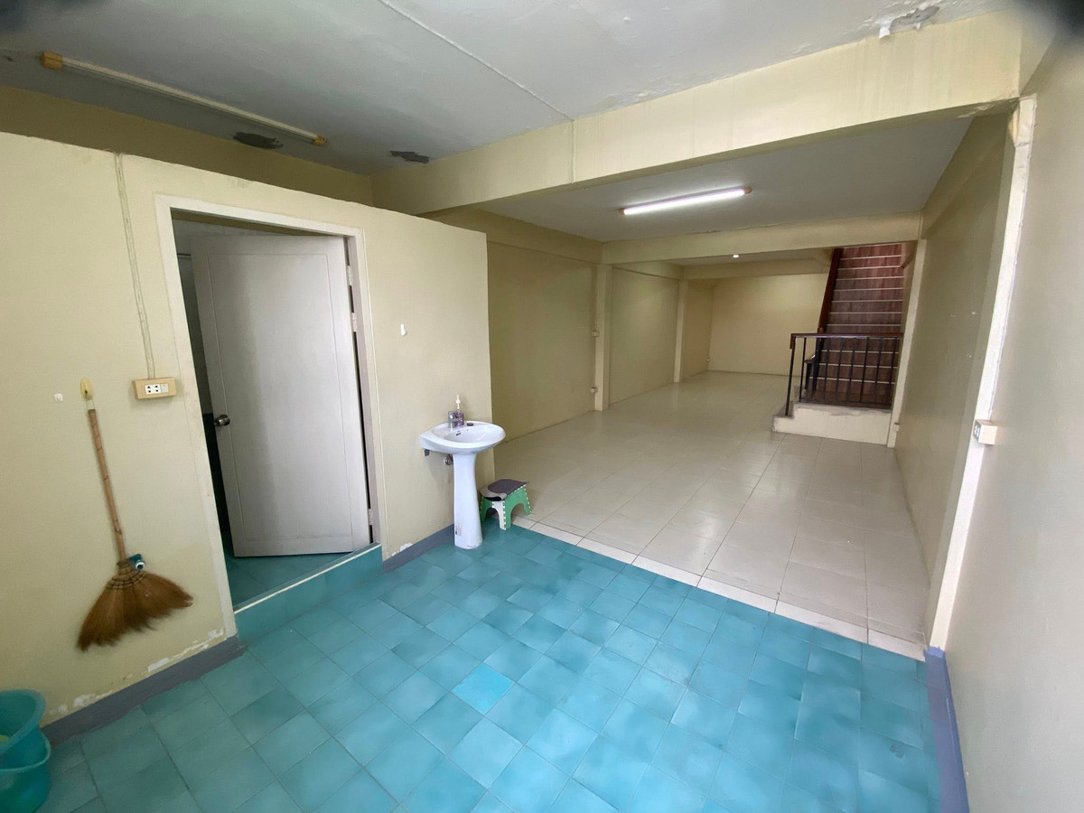 ขายอาคารพาณิชย์พัฒนาการ ศรีนครินทร์ : อาคารพาณิชย์ ถนนศรีนครินทร์ / 4 ชั้น (ขาย), Commercial Building Srinakarin Road / 4 Floors (FOR SALE) YOK109