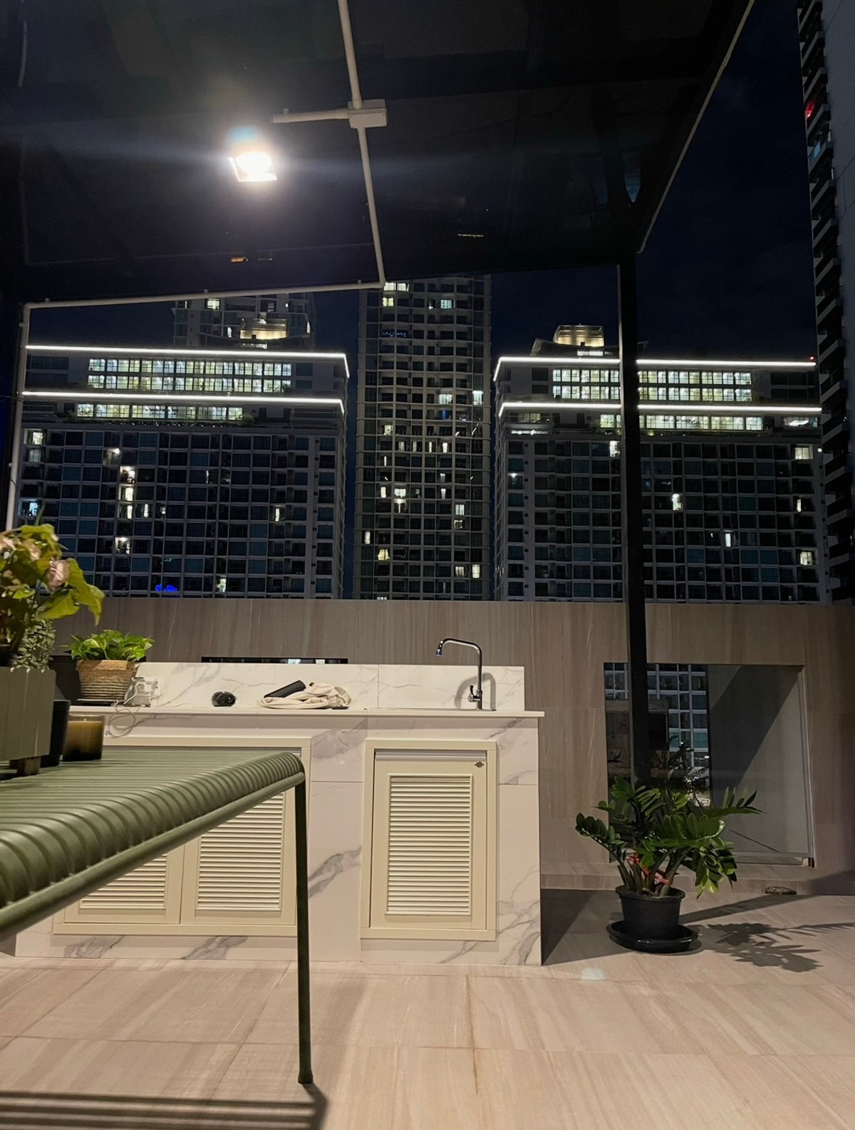 For SaleTownhomeSukhumvit, Asoke, Thonglor : House for sale Quarter39 Thaweesuk Sukhumvit 39, 5.5 story house (including basement to roof top,) has elevator.