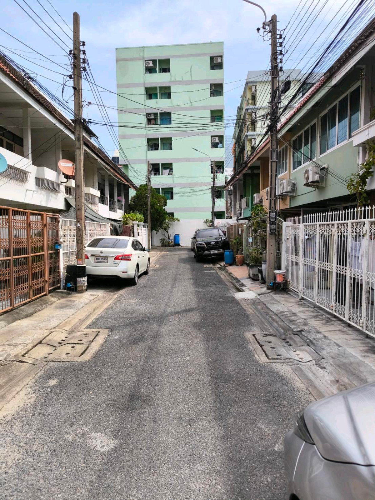 For RentTownhomeRatchadapisek, Huaikwang, Suttisan : 2-story townhome for rent, good location behind Fortune Ratchada. Soi Asoke-Din Daeng 21 or enter from Ratchada Soi 3