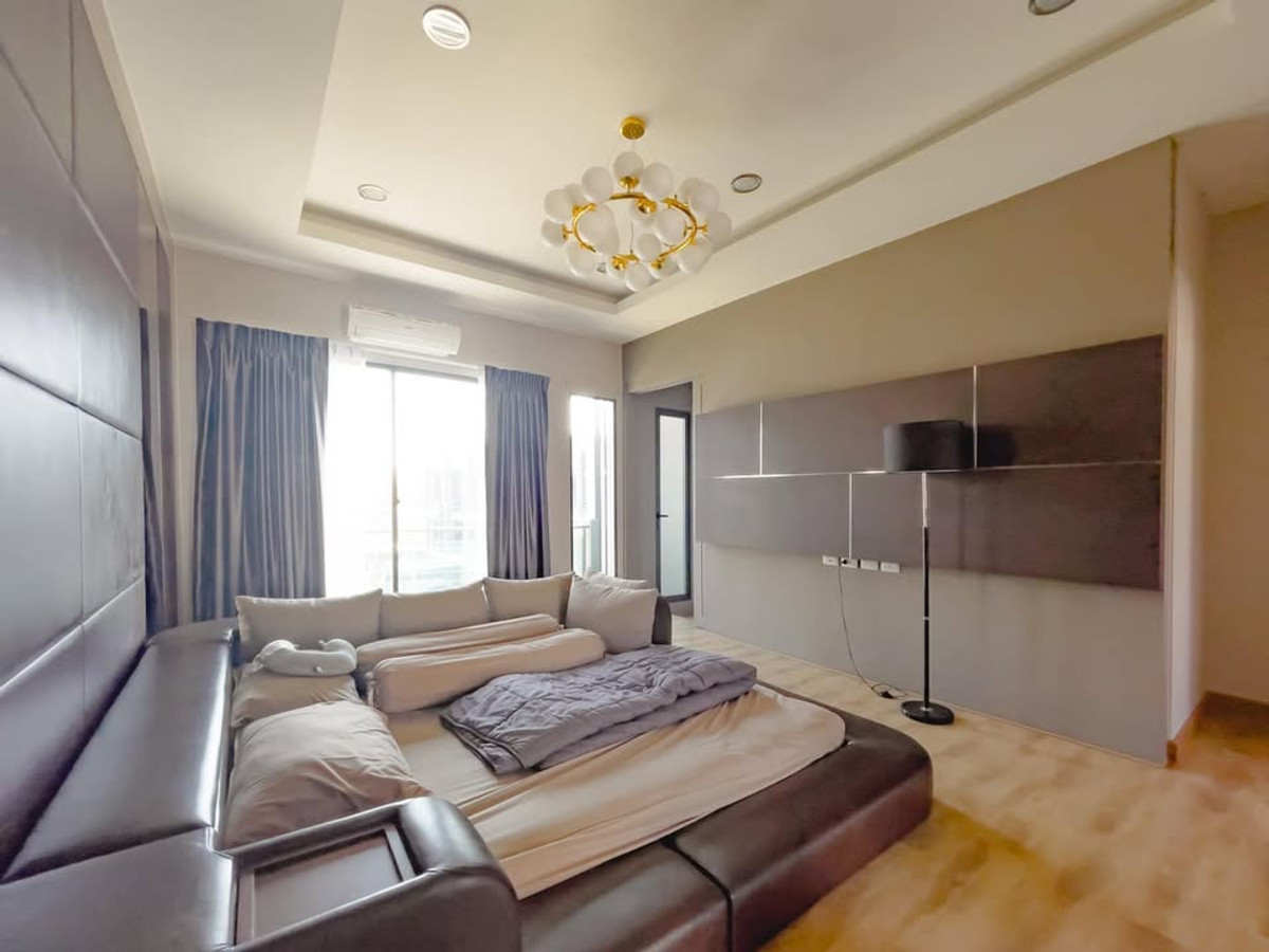 For RentHousePinklao, Charansanitwong : Townhome opposite Wat Silamahasanit , at the beginning of Suan Phak Road, adjacent to Ratchaphruek Road