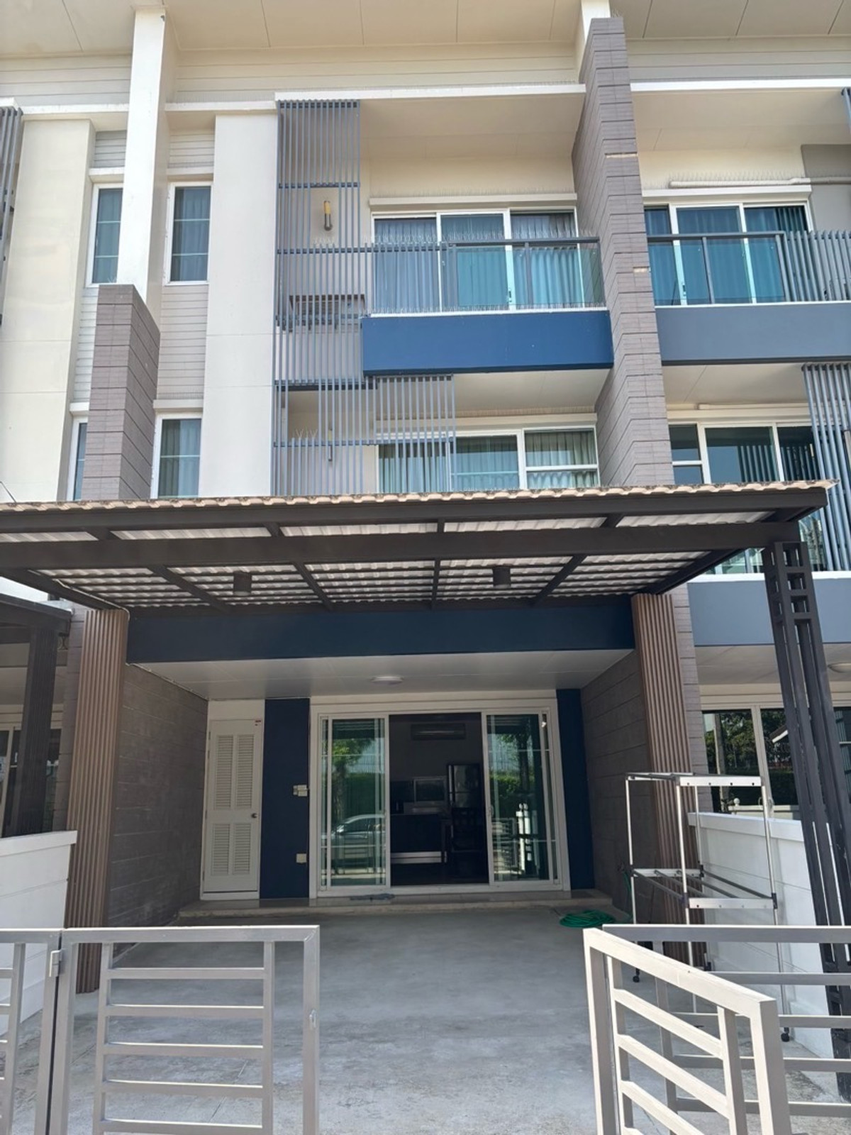 ให้เช่าทาวน์โฮมอ่อนนุช อุดมสุข : ให้เช่าทาวน์โฮม 3 ชั้น ใดล้สถานีรถไฟฟ้าศรีนุช หน้าบ้านไม่ติดใคร