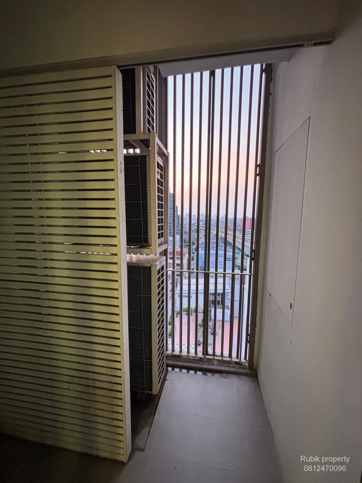 For RentCondoWongwianyai, Charoennakor : 🏙 **Condo for rent, The Room BTS Wongwian Yai** RB1799, location **Very Prime, next to the stairs, BTS Wongwian Yai, only 10 meters**