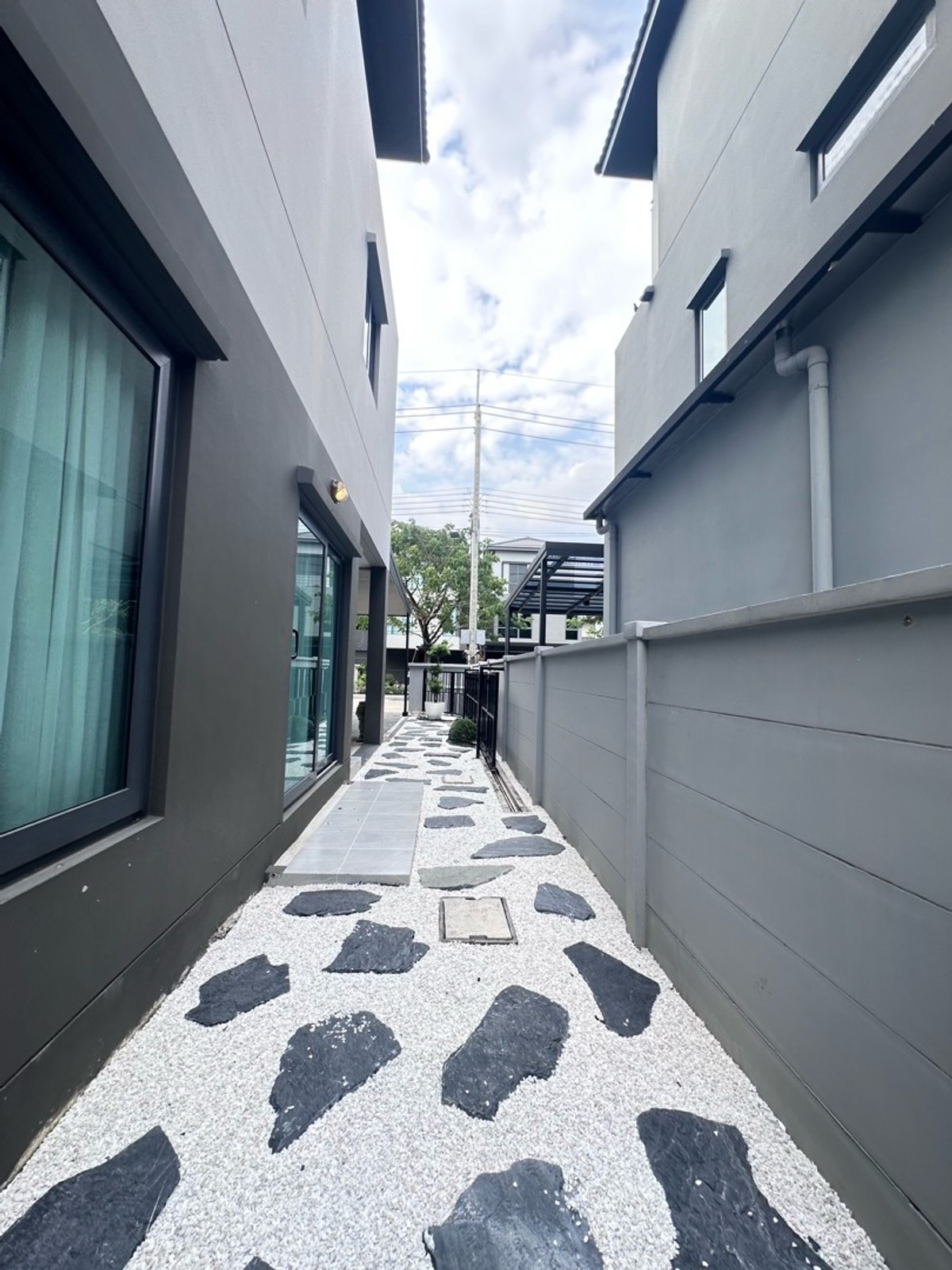 ขายเกษตร นวมินทร์ ลาดปลาเค้า : บ้านแฝด ทำเลเลียบด่วนรามอินทราฯ ซอย โยธินพัฒนา เซ็นทรัลอีส วิลล์ ประดิษฐ์มนูธรรม บ้านใหม่ fullyfurnished  