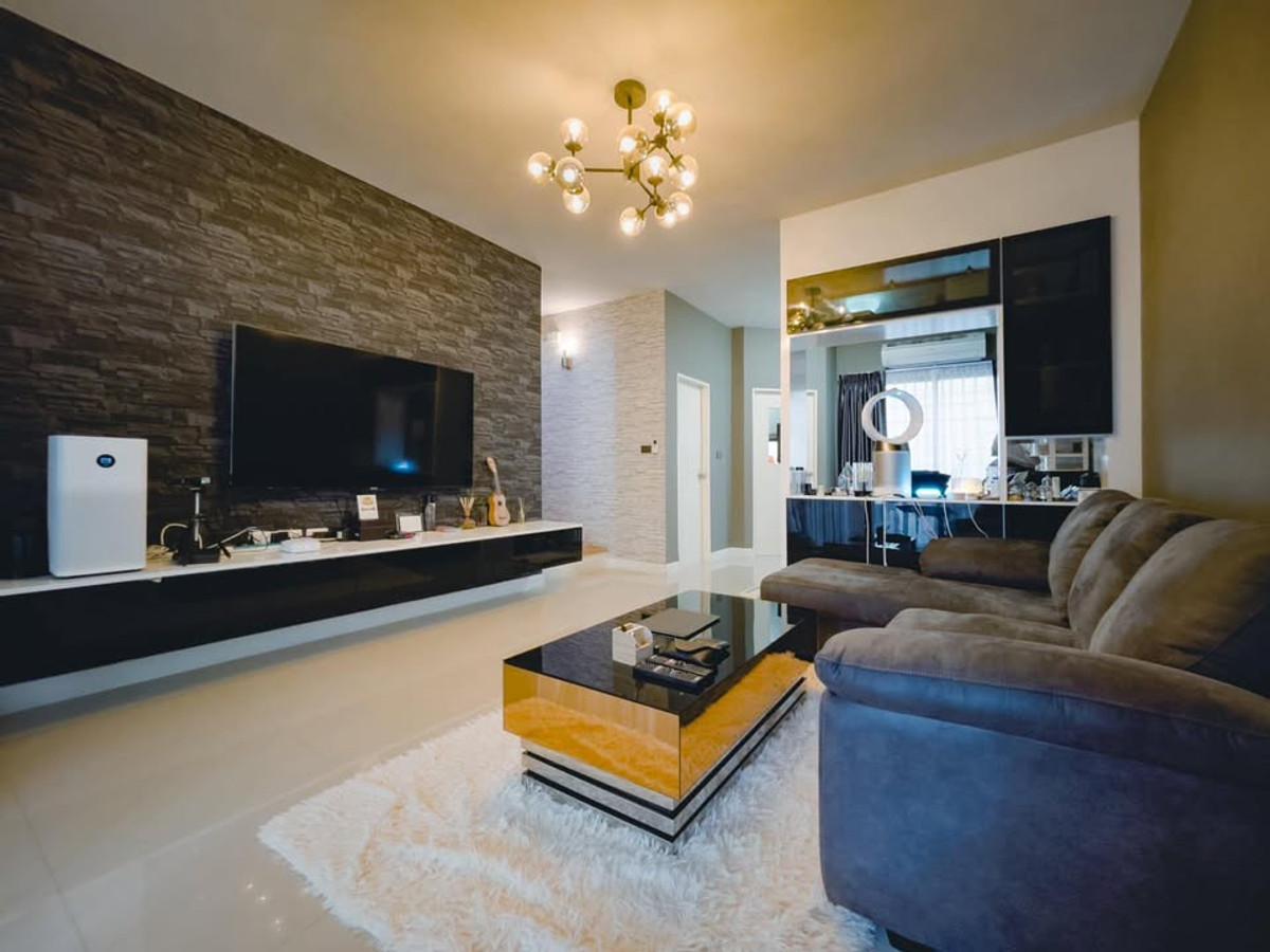 For RentHousePinklao, Charansanitwong : Townhome opposite Wat Silamahasanit , at the beginning of Suan Phak Road, adjacent to Ratchaphruek Road