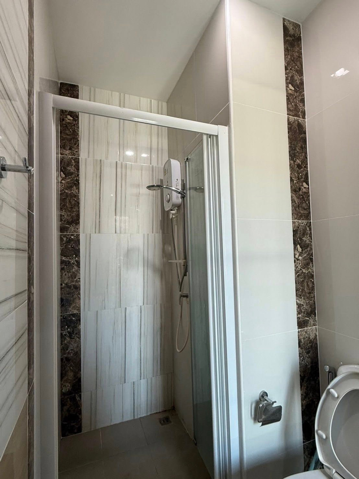 For RentTownhomeEakachai, Bang Bon : House for rent near the BTS, good location, 2-story townhome, 4 bedrooms, 3 bathrooms, 1 additional office room. 1 living room, 1 kitchen, 1 washing room  1 parking space in front of the house, beautiful house, fully decorated.