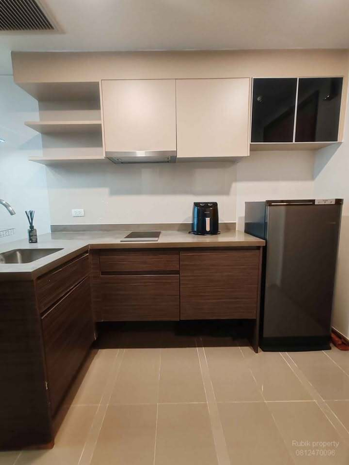 For RentCondoSapankwai,Jatujak : 🏙 **Condo for rent Onyx Phaholyothin by Sansiri (Saphan Khwai)** Condo, good location, near BTS Saphan Khwai, opposite Big C Saphan Khwai RB1786