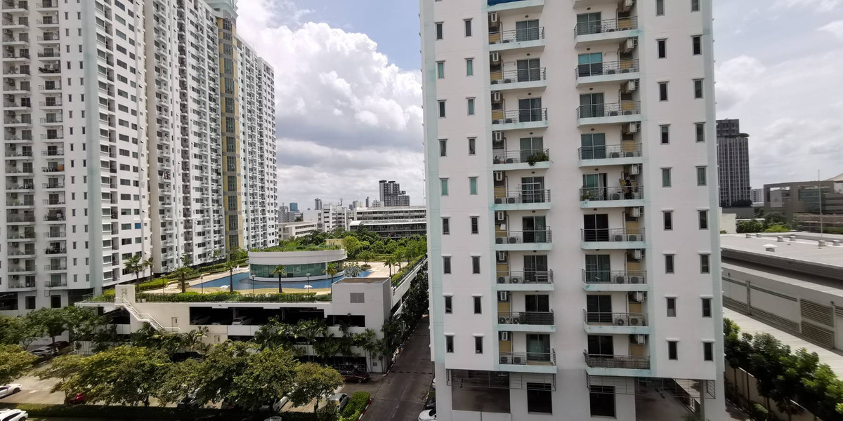 For RentCondoKaset Nawamin,Ladplakao : Room for rent, clean, cool breeze, unblocked view, Premsiri Boutique Park Condo, near BTS Kasetsart University Station and Sena Station.