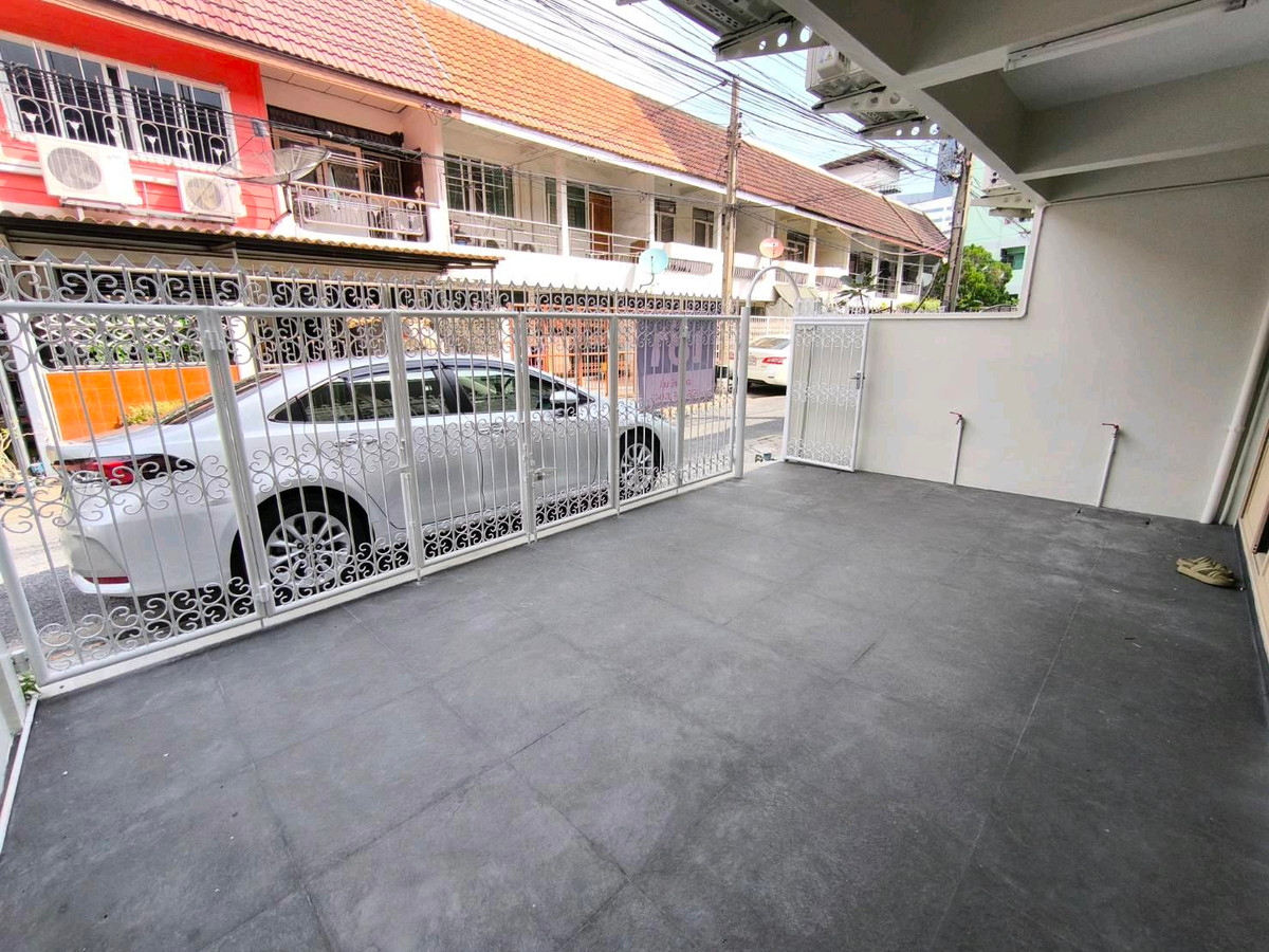For RentTownhomeRatchadapisek, Huaikwang, Suttisan : 2-story townhome for rent, good location behind Fortune Ratchada. Soi Asoke-Din Daeng 21 or enter from Ratchada Soi 3