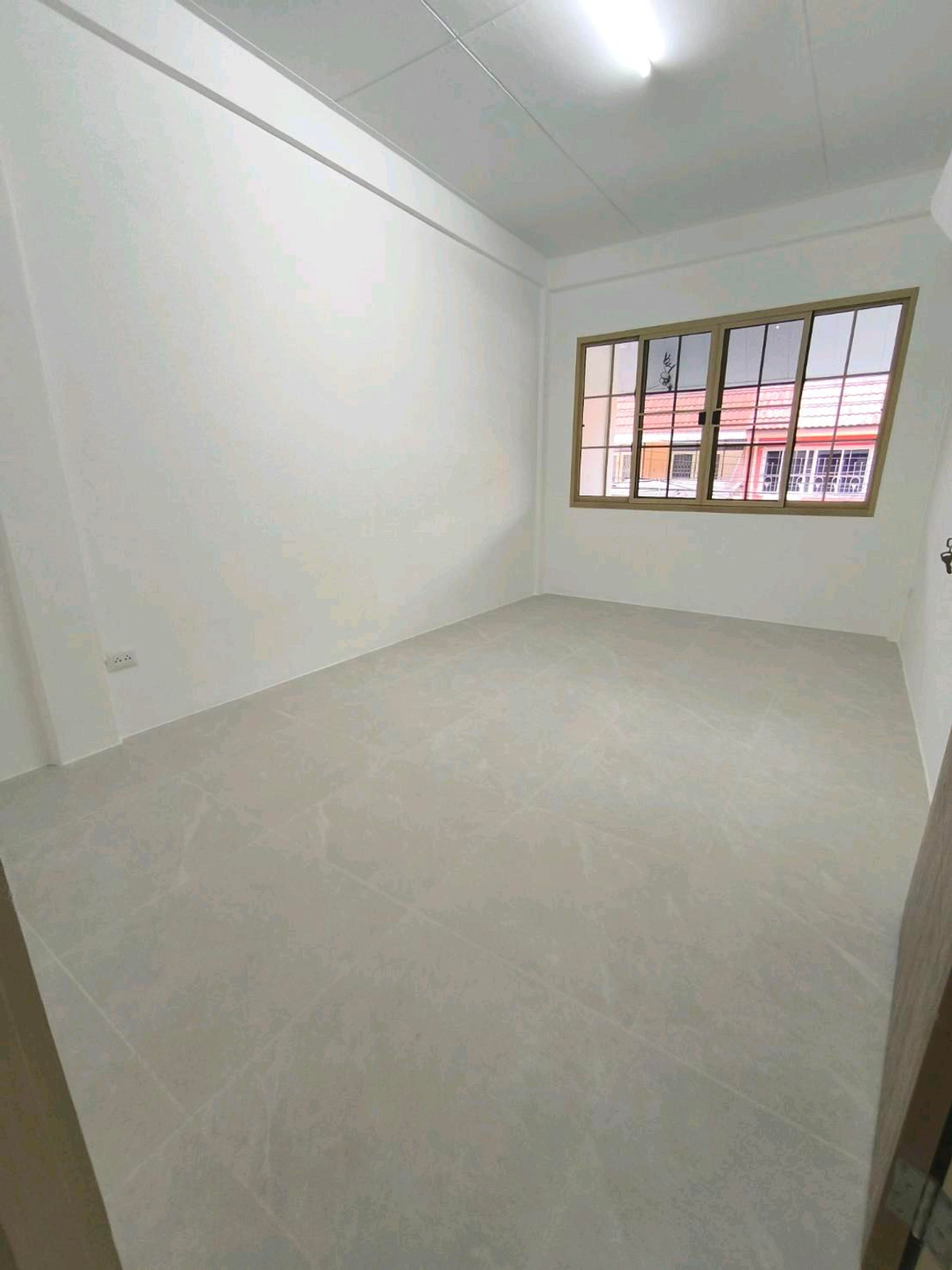 For RentTownhomeRatchadapisek, Huaikwang, Suttisan : 2-story townhome for rent, good location behind Fortune Ratchada. Soi Asoke-Din Daeng 21 or enter from Ratchada Soi 3