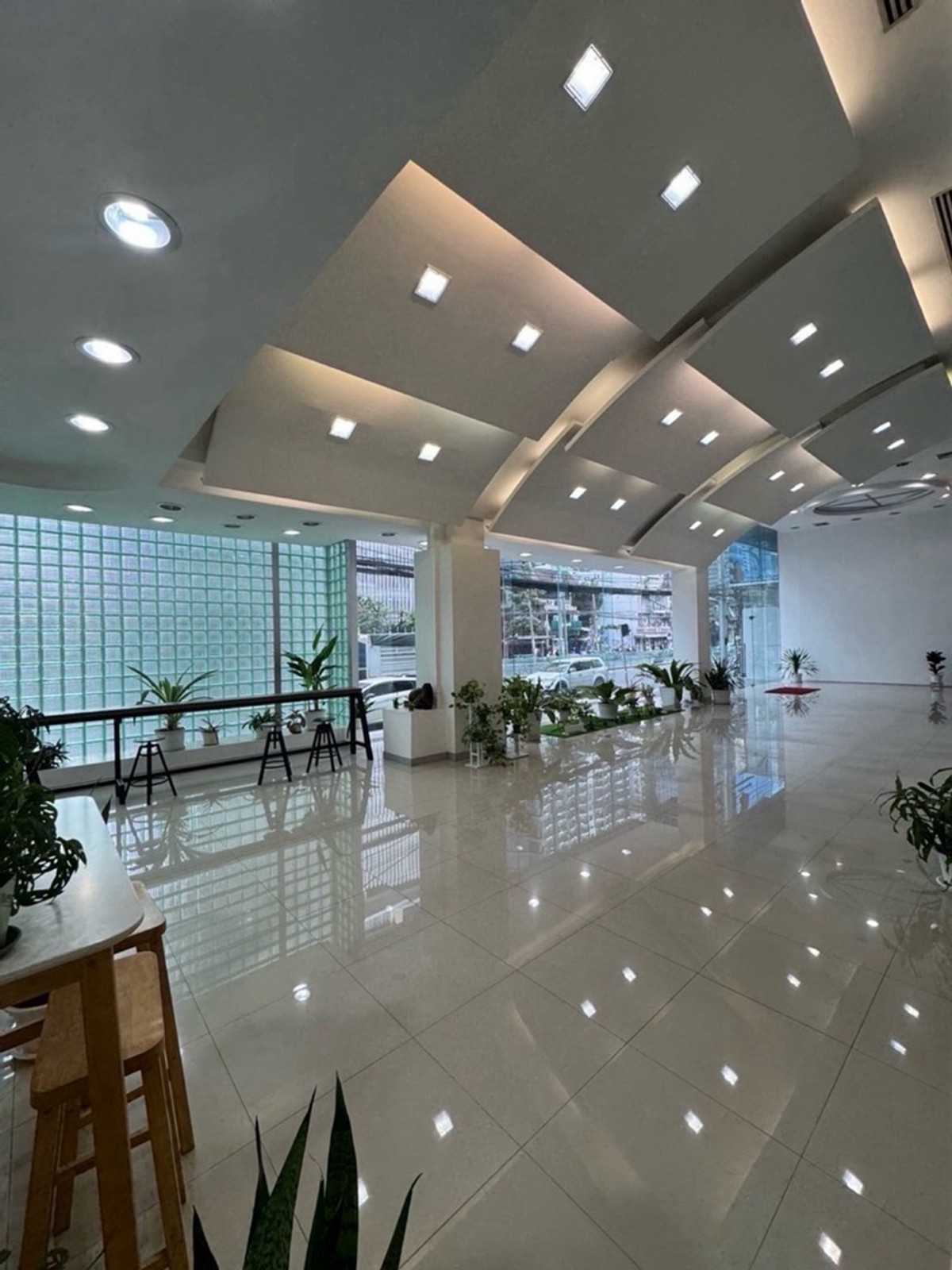 For RentShowroomRama9, Petchburi, RCA : Office showroom for rent New Petchaburi Road - Asoke, location of the future, connecting Sukhumvit, Phrom Phong, Thonglor, RCA and MRT Phetchaburi Station, distance 295 meters, location that is more than quality. is premium