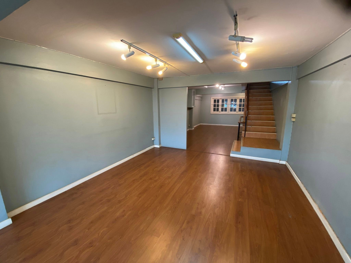 ให้เช่าอาคารพาณิชย์พัฒนาการ ศรีนครินทร์ : อาคารพาณิชย์ ถนนศรีนครินทร์ / 4 ชั้น (เช่า), Commercial Building Srinakarin Road / 4 Floors (FOR RENT) YOK109